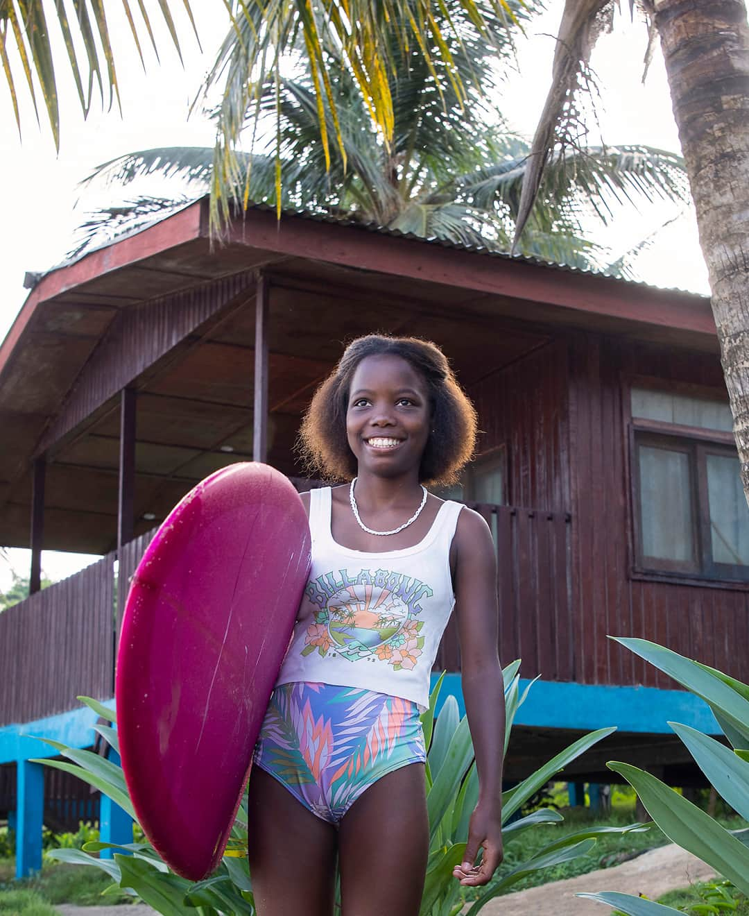 BILLABONG WOMENSさんのインスタグラム写真 - (BILLABONG WOMENSInstagram)「Maura traveled to Liberia, with the help of @somasurf_ , for a surf conference and national championship competition hosted by @providetheslide, a Swiss and German-based NGO that focuses on providing surf resources and support to countries on the western coast of Africa. It was a trip of many firsts: Maura’s first time leaving not only São Tomé, but her small town of Santana and the surrounding coastal areas, her first time on a plane, and her first time meeting with and competing against women from other African countries. It was also a lot of firsts for São Tomé as a country—the first time a female surfer from São Tomé competed in another country, the first time a female surfer left to surf elsewhere, period, and also a big step for SOMA. #KnowTheFeeling」9月1日 2時00分 - billabongwomens