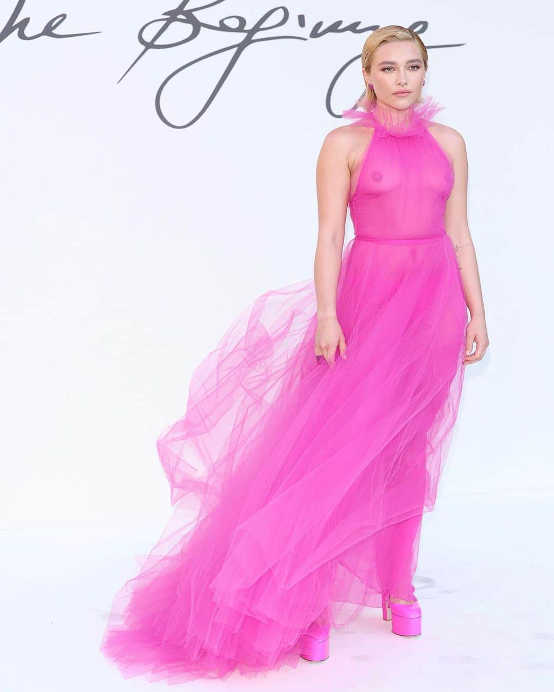 Harper's BAZAARのインスタグラム：「@florencepugh has no qualms about “laying it all out”—even if her critics do. In a new interview, the star opened up about feeling comfortable with her body and addressed the backlash over her affinity for sheer red-carpet dressing. “I speak the way I do about my body because I’m not trying to hide the cellulite on my thigh or the squidge in between my arm and my boob: I would much rather lay it all out,” she said. Keep reading at the link in bio.」