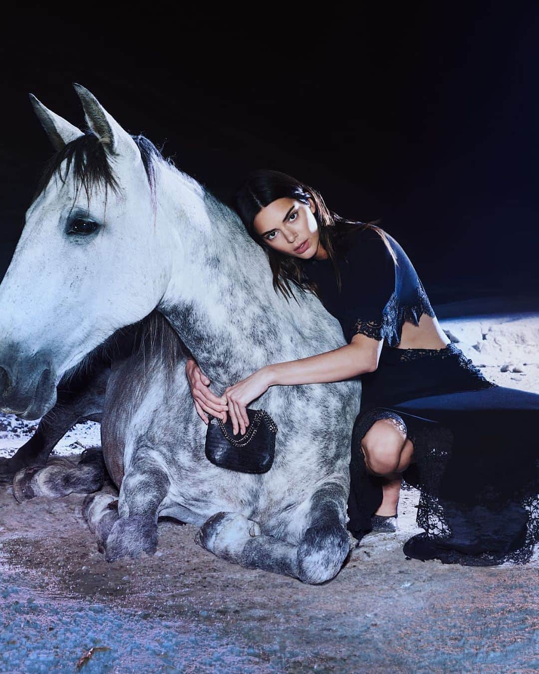 ステラ・マッカートニーさんのインスタグラム写真 - (ステラ・マッカートニーInstagram)「HORSE POWER: “My favourite shot was at the end of the day, where I was able to lay on the ground with a horse and it was so peaceful, so powerfully still.” – Kendall Jenner  @KendallJenner is holding my iconic #Falabella, with oversized PVC-free sequins resting on a recycled backing. Its lining is also made from recycled water bottles, with a recycled brass chain and organic cotton lacing. x Stella   #KendallJenner has been an accomplished equestrian since childhood. No Photoshop was used in the creation of these images. No animals were harmed during this photoshoot.  #StellaMcCartney #StellaWinter23 #JeanFrancoisPignon」9月1日 2時06分 - stellamccartney