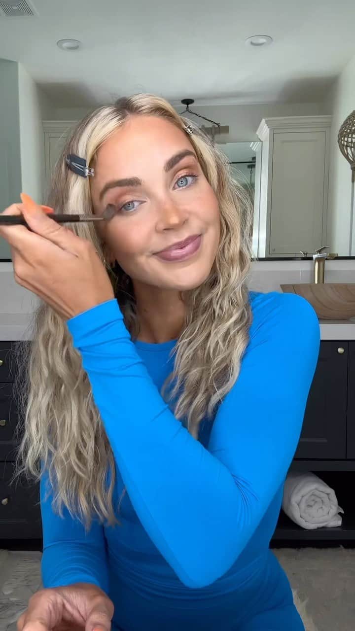 Cara Van Brocklinのインスタグラム：「I finally got an updated makeup routine filmed for you guys! Here are a lot of my go to products right now. If you have any other questions let me know and I will try and get to them all! https://liketk.it/4hEbc」