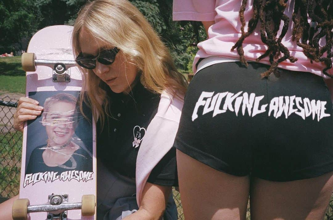 クロエ・セヴィニーのインスタグラム：「September 6th get your @fuckingawesome booty shorts, polos and more, designed by moi! For boys and girls and everyone in between. Classic class photo board with new pink glitter background too!  🖤F🎀A🖤」