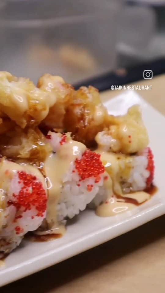 のインスタグラム：「Este es el Paso a paso del Nekomata Roll, durante meses estuve pegado con este Roll, era un tema de comerlo todos los días, su sabor y la mezcla de texturas es increíble, es por eso que se convirtió en uno de mis favoritos en @taikinrestaurant y aprovecho para invitarlos a que disfruten de la promoción de Delivery & Takeout que tenemos hoy, 2 Roll + 1 Appetizer o 2 platos de la cocina caliente + 1 Appetizer por solo $32, deben realizar su pedido desde nuestra web www.taikinrestaurant.com 🍣🍤🍜」