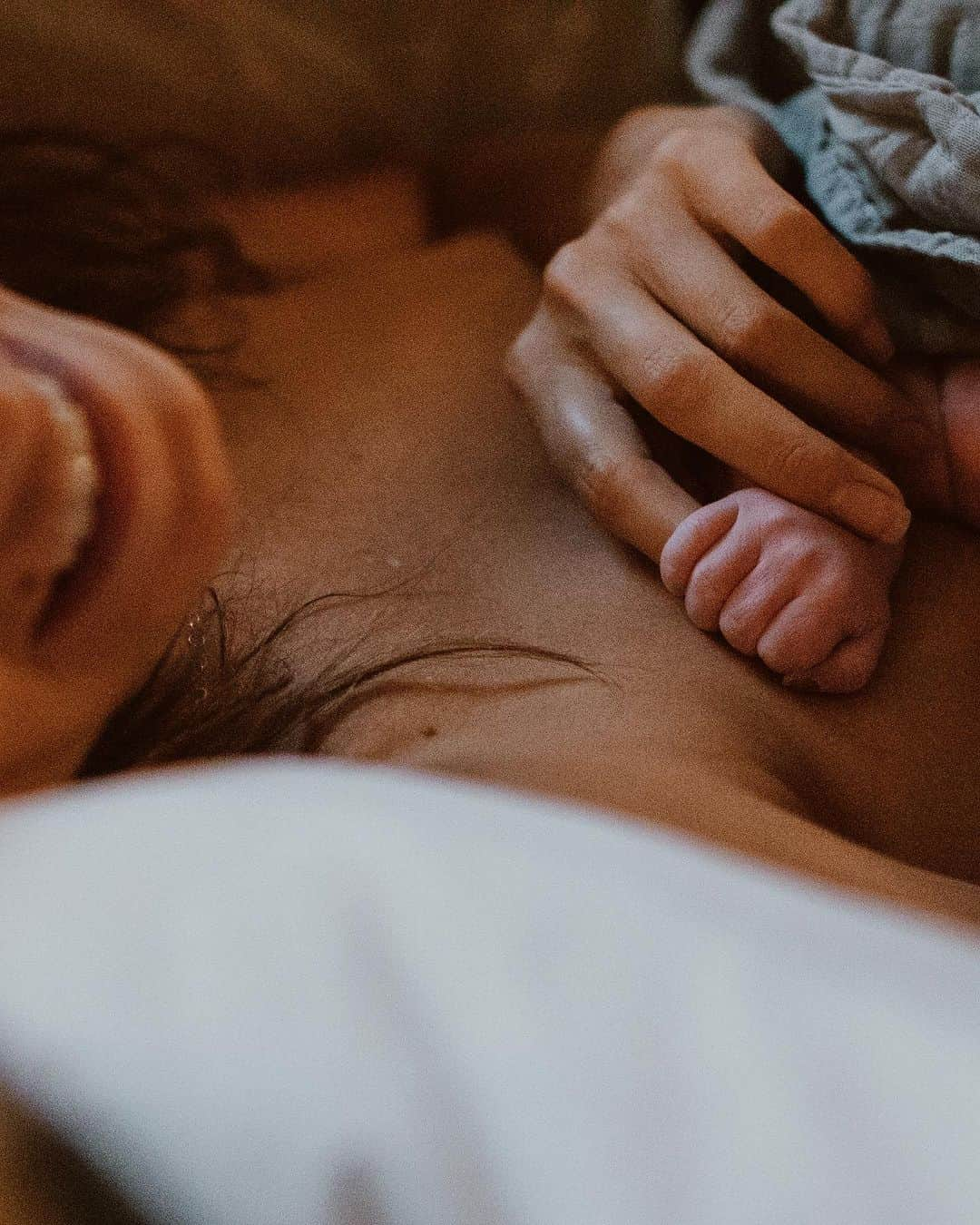 ニッキー・リードのインスタグラム：「Part 2 of my birth story is out today on @themotherdazepodcast . After last week’s episode aired, I was flooded with emotional messages from birth-workers saying they had never seen such a positive depiction of homebirth / midwifery care in a major publication before, and suddenly I was a ball of feelings. As many of you know, I am naturally inclined to guard my sacred moments, but THIS was my hope when I took the leap and decided to share something so personal. If our stories can in any way connect us, or create an honest conversation, then perhaps it is worth stepping outside of what feels comfortable to inspire change.  Women deserve better care, mothers deserve to be seen and heard, our mental and physical health deserves to be valued, and that starts with acknowledging first that our system is broken. We need to know what it CAN look like in order to know what questions to ask, which is why I chose to share. Part 2 is out now, where we discuss all things BIRTH, from methods used during pushing to keep from tearing (thank you @birthwhisperer ) to why some babies need a full minute to transition earth side (thank you @lamidwifeabby ) and why that can look different in a homebirth. We talk about feeling safe, and why quiet can feel so big when we are used to chaos, and how laughing through contractions and fast labor made this evening so surreal. Abby and Johanna, you both are such a gift.  I also wanted to take a moment here to list a few stats along with something Abby wrote “As a country, our maternal mortality rate currently ranks highest among industrialized nations, and has remained on a steady incline for 30 years. From the near deadly side effects of birth control, to the often ignored yet debilitating symptoms of endometriosis, the downplaying and disregard of postpartum pain and bleeding, or the dismissiveness during labor and delivery as the laboring woman’s requests are being ignored and her birth plan laughed at, I have sat and held space for the stories of these women for years.”   We deserve better. And now we must demand better.  Photos by @cristinakingbirth」