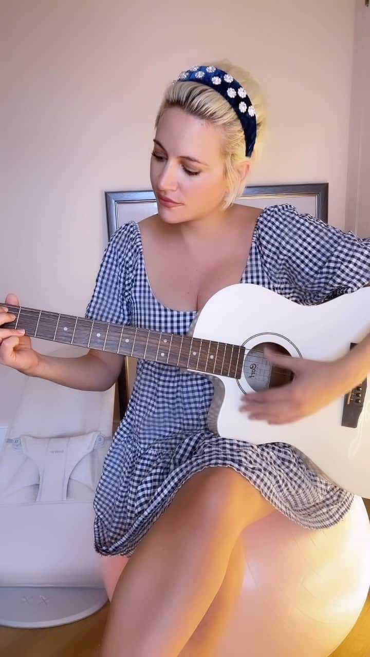 ピクシー・ロットのインスタグラム：「you can now use this as a sound on the other app to make your own vids eeee, can’t wait to seee 🐝🐝🐝」