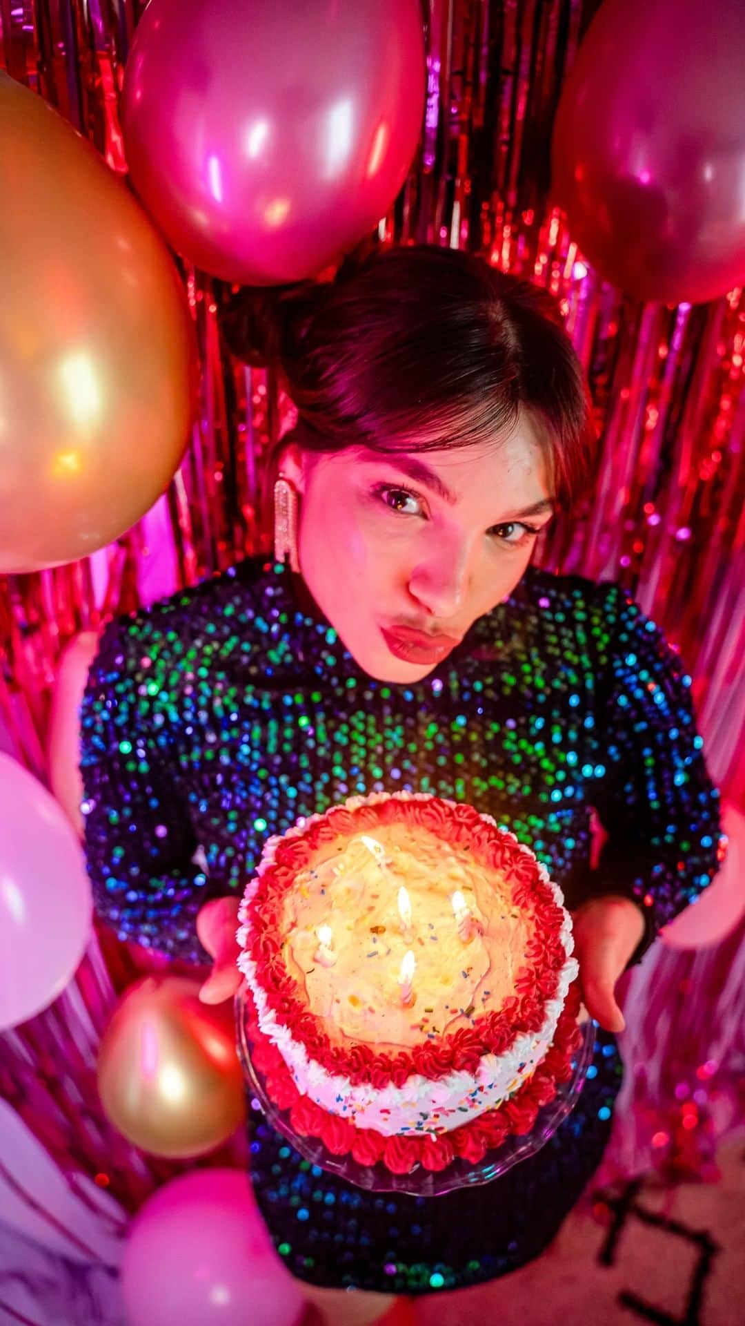 quem disse, berenice?のインスタグラム：「na minha festa de aniversário todo mundo fica belíssima como a @gabezanqui! segura, berenice pq tem descontos de até 30%, e nem é meme, tá? mas corre que tá acabando 😉✨ #BereniceBDay   #PraTodosVerem: o post é um vídeo da influenciadora Gabe Zanqui se arrumando para o Berenice Bday com um cenário de festa. Fim da descrição.」