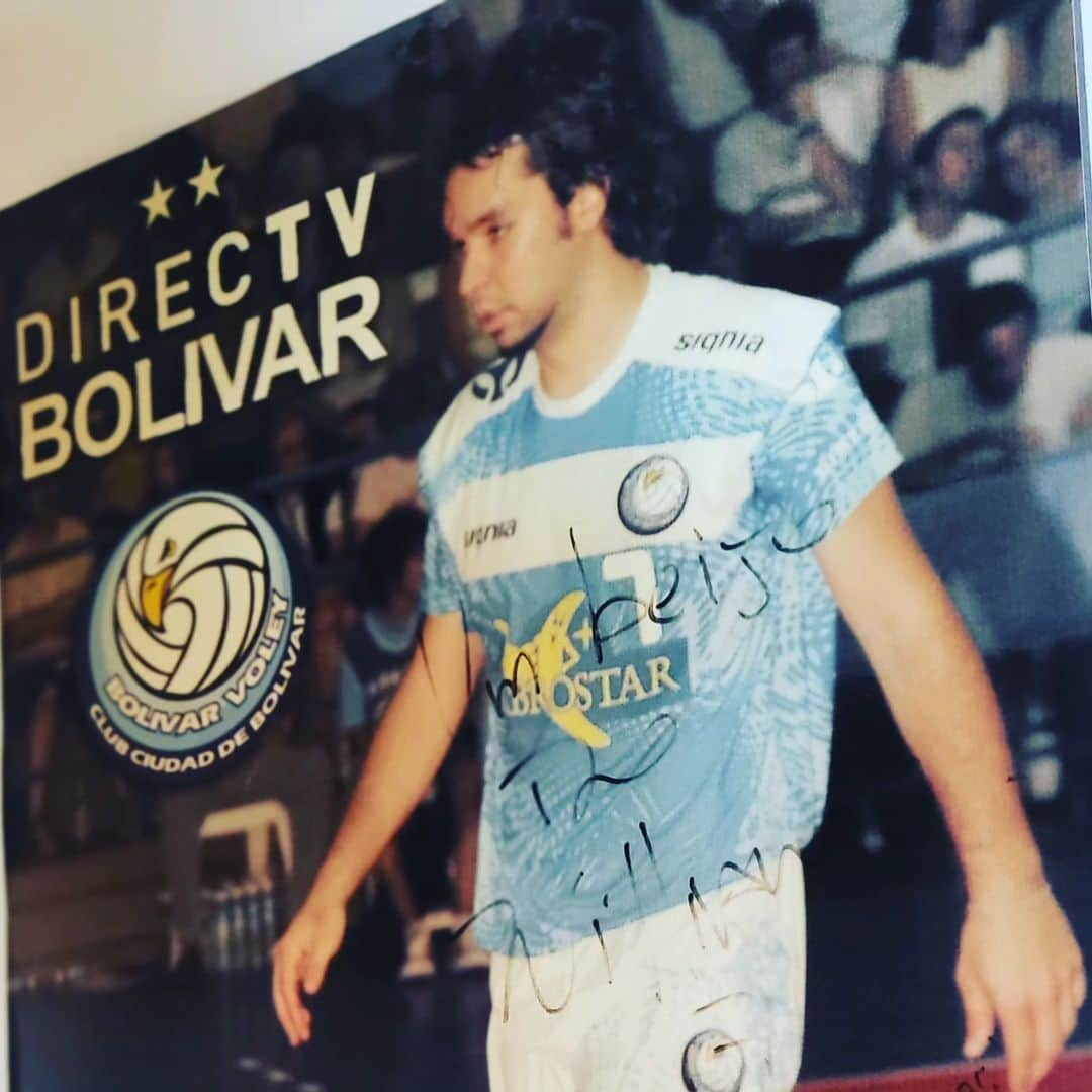 ウィリアム・アルジョナのインスタグラム：「#tbt @bolivarvoley  Ano de 2007  Cabeludo quase um hermano! Hahahaha Uma das experiências mais incríveis da minha carreira.  Nesse primeiro ano, cheio de dúvidas e incertezas, no primeiro mês morando no país vizinho, entraram no meu apartamento e levaram alguns pertences pessoais e algum dinheiro que eu tinha levado para me sustentar até eu receber meu primeiro salário. Pensei que iriam me "sacanear" por ser Brasieliro dentro daquela rivalidade existente, mas foi exatamente ao contrário e entendi que a rivalidade era apenas entre Pelée maradona. Logo que souberam da situação, todos os jogadores se prontificaram a me ajudar e tirarão satisfação com o zelador do prédio onde eu morava, todos sem exceção, me ajudaram naquele momento, inclusive trocando a fechadura da porta do apartamento. A partir desse momento eu tive a certeza que estava no lugar certo e com as pessoas certas, um grupo diferenciado que conquistou praticamente tudo o que disputou, foram 22 títulos em 20 disputados e seguimos juntos ate hoje. O resto é história... @guillegarcia14 @javifilardi  @gabiarroyo01  @pablomeana17  #spajic @wallace_martins18  @jeanbadalotticorretor」