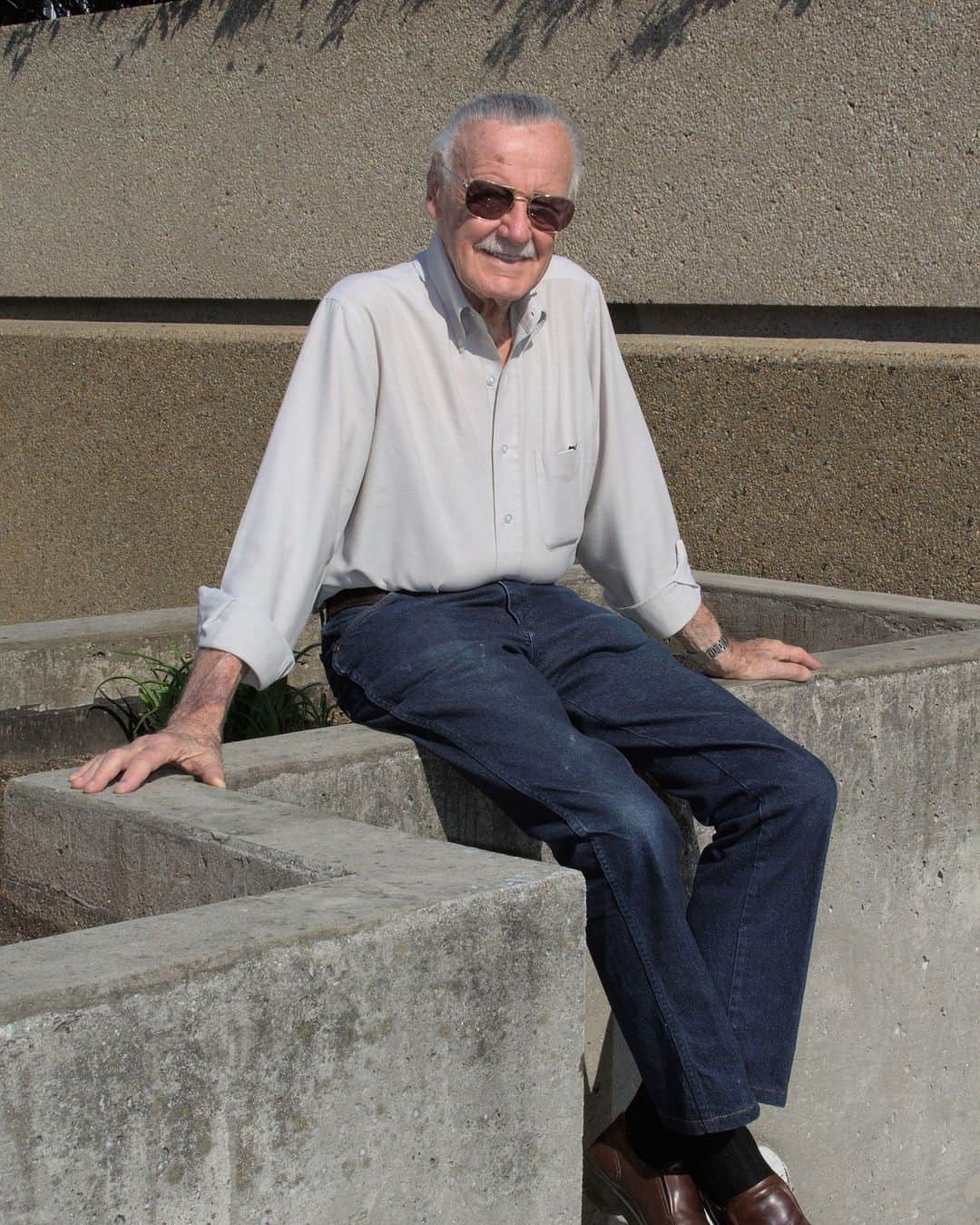 スタン・リーのインスタグラム：「Need something to make you smile today? We got you. Please enjoy this pleasantly posed photo of Smilin’ Stan sitting outside. 😊 #StanLee #tbt」