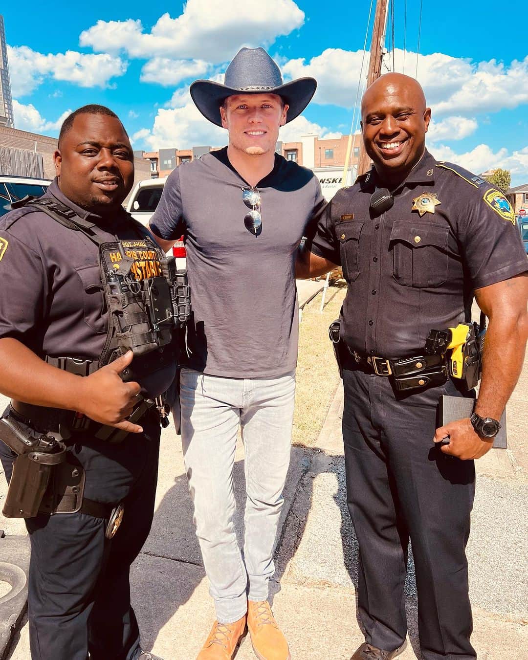 サム・ヒューアンのインスタグラム：「Everyone is friendly in Texas! 🤠🙌」