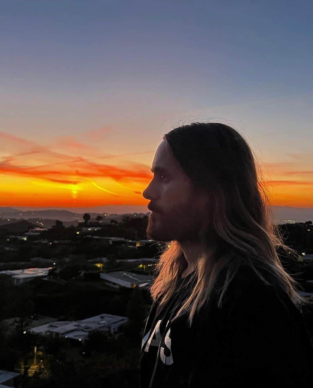 ジャレッド・レトのインスタグラム：「This sunset reminds me of the cover of our new album - out in just 15 DAYS!!!! 🌅🌅🌅🌅」