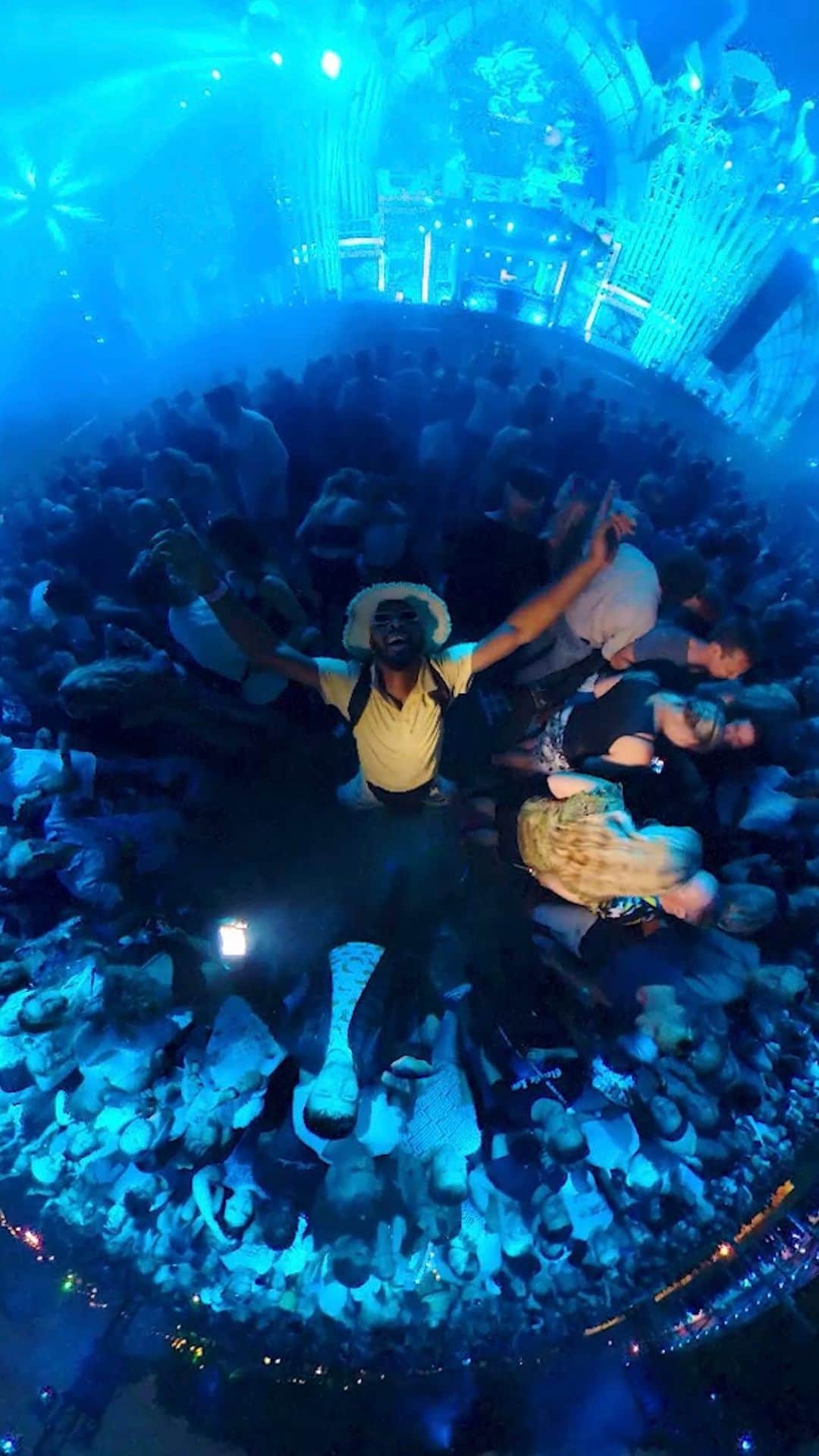 Showtekのインスタグラム：「CHECK OUT our brand new videoclip of HOLLAND @earlsaintclair 🎥 @teemongviddy 🔥🔥 IT’S AMAZING!!! https://youtu.be/xarc4Gk1b8M?si=YQrS5aXNmc-guVcO」