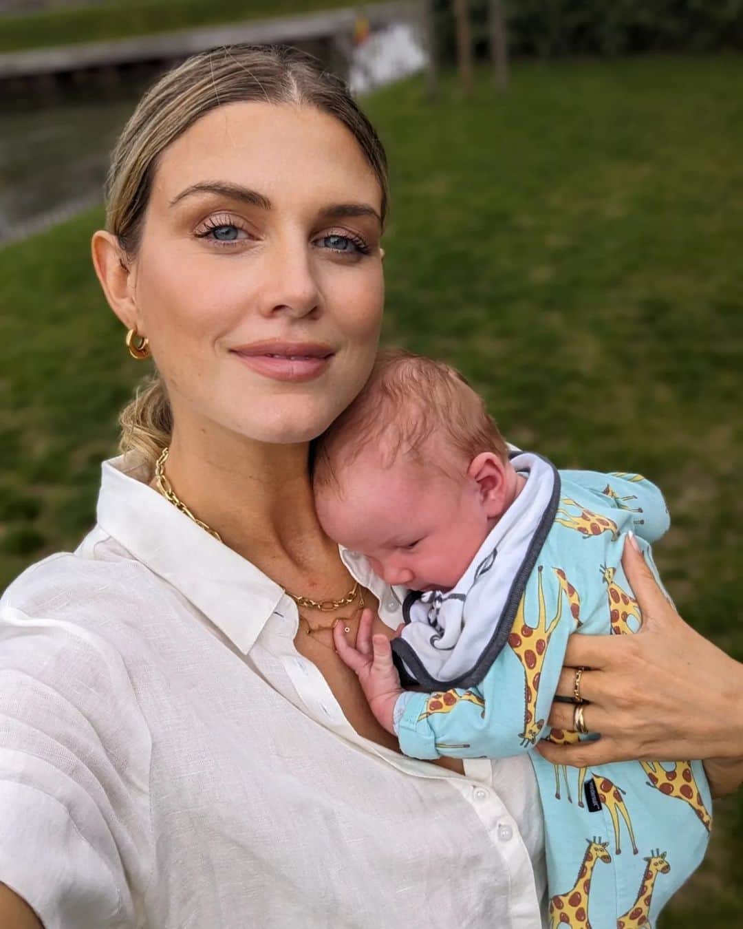 Ashley Jamesさんのインスタグラム写真 - (Ashley JamesInstagram)「I finally got to meet my baby nephew Hamish. 🥺❤️  He's 2 1/2 weeks old and he's just perfect.   I can't believe that my nephew Jasper is 5 months younger than Alf, and now Hamish is 5 months younger than Ada. What are the chances, and how lucky are they to have cousins so close in age? ❤️  And most importantly, how special for my sister and I to be in this chapter together - swipe to see us back in may 2021 just as lockdown had lifted and we met our babies for the first time. And again a year later.   We've done nearly everything differently - all those supposed controversial things like sleep and feeding - but we've never judged and have always supported each other and had each others backs!  My sister gave birth in Holland this time around and honestly her experience this time could not have been different to her first. She felt listened to, supported and respected throughout birth (and had a positive birth even after giving birth to Hamish who was 9lbs 8ozs 🤯🏆). But the postnatal care!!   Wait until you hear about the Postnatal care out there!  They get a midwife who comes to their house every single day for 2 weeks. They help with anything and everything else - from helping with securing feeding and the baby's latch - she's now having an amazing Breastfeeding journey after a bad experience first time around despite her best efforts - to cleaning to cooking to allowing her to rest to checking her healing progress.  Honestly I can't believe how amazing the Postnatal care is.  Compared to ours. I know areas are different but I had to travel to see a midwife on day 5 of a caesarian as there aren't enough midwives in the area anymore for home visits. And I never saw one again. My sister got told off for leaving the house to get milk!   Can you imagine how different it could be for parents to get the best start?  Anyway, I'm so so happy Hamish is here and my sister and her family are thriving. ❤️🙏  And the cherry on the cake is seeing Alf and Jasper chat and play with each other. They're thick as thieves. It's so cute hearing them have a full on conversation with each other. 🥺❤️  Crazy to think that'll be Ada and Hamish soon!  📍Zeeland, the Netherlands.」9月1日 2時46分 - ashleylouisejames