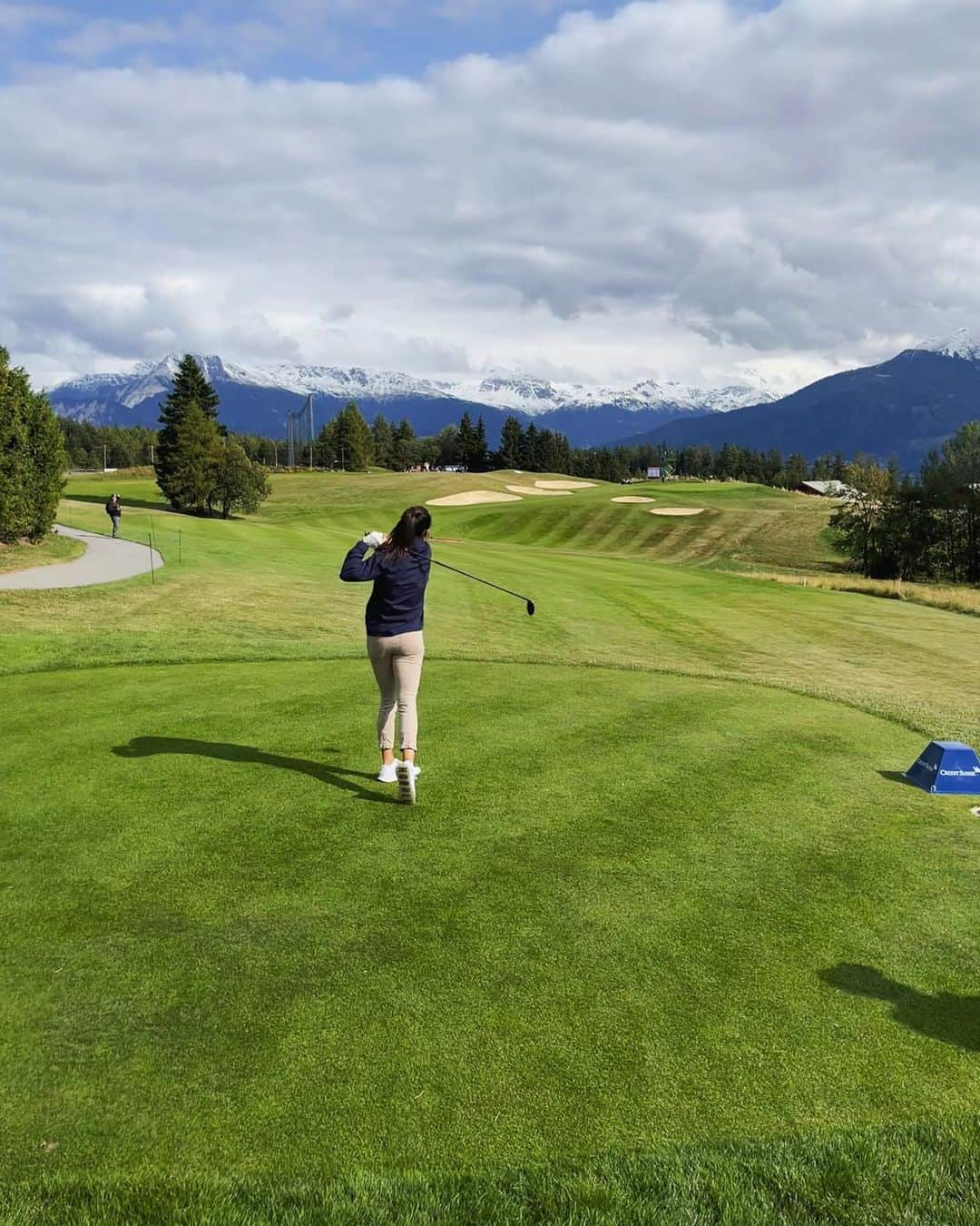 イブ・ミュアヘッドのインスタグラム：「The pictures say it all!🏔️ Incredible few days @omegaeuropeanmasters in Switzerland! 🇨🇭🏌️‍♀️  Great views, company and golf! Thanks everyone 🙏🏻   @omega @mrdanwalker @tomdean00 @lawrencethriston @golfclubcrans  #golf #omega #omegagolf  @mizunogolfeurope @castore_sportswear」