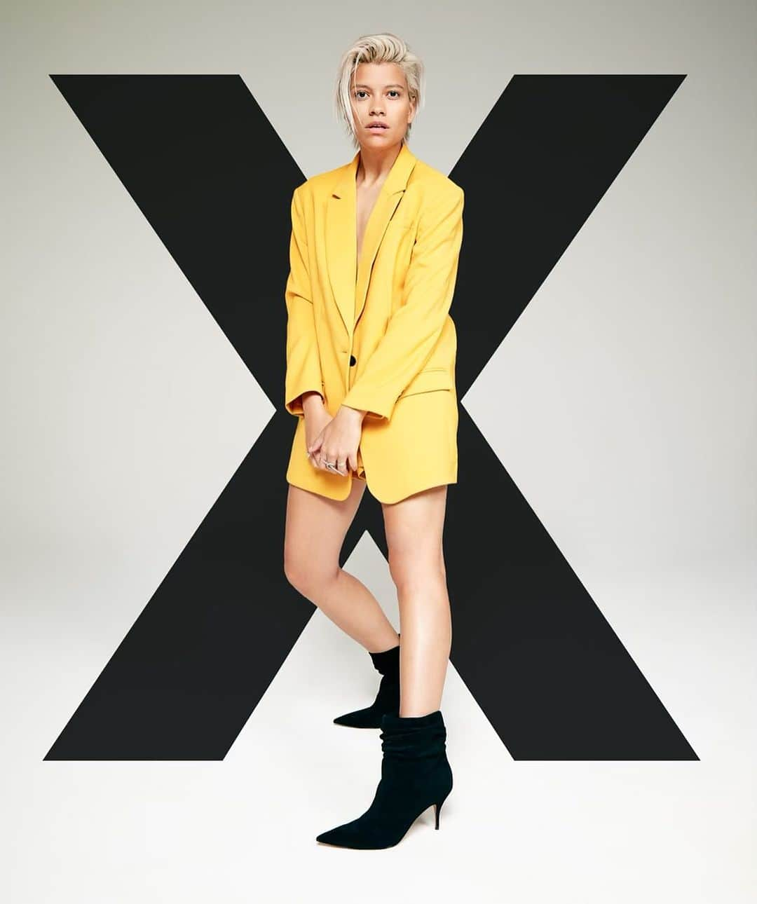 ブライアンアトウッドのインスタグラム：「X Marks the Spot!!!!  Our gurl @vickatrillion killin’it Photographer: @harolbaezstudio  Hair: @benskervin  Makeup: @lisahoughton  Stylist: @yanuel13  @express  #expresspartner #expressyou」