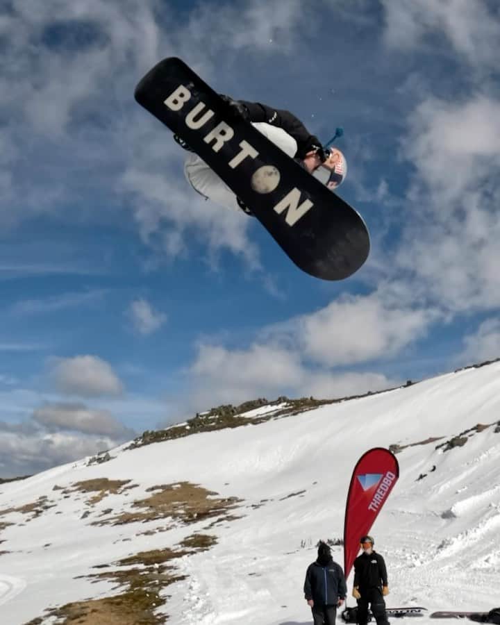 アナログクロージングのインスタグラム：「After a 5+ month road to recovery due to a broken fibula, @markmcmorris is boarding again and we love to see it.   THE KING IS BACK 👑   #Burton #Snowboarding」