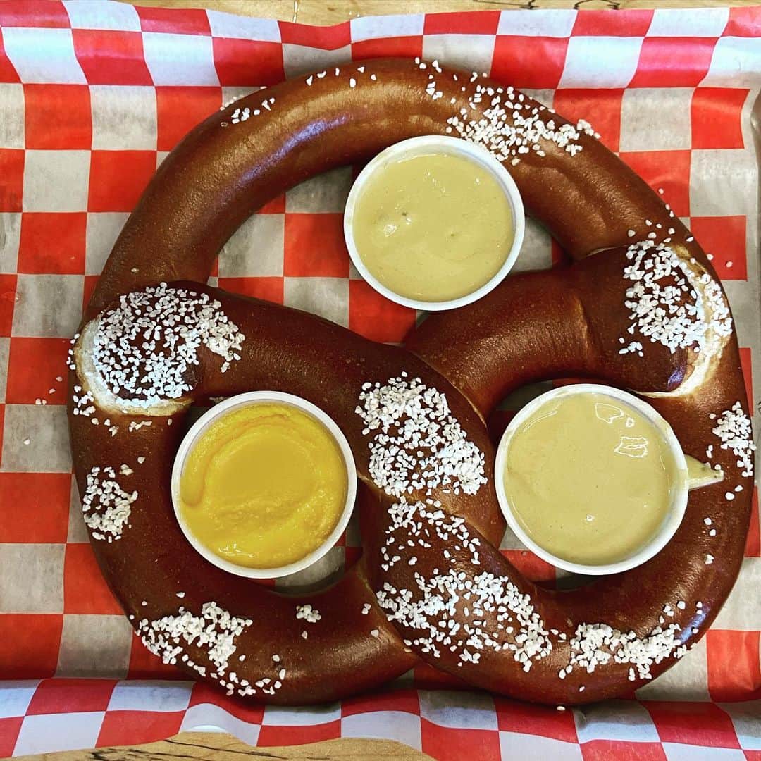 レイチェル・ニコルズのインスタグラム：「Travel days are always cheat days. This pretzel is as big as my head…」