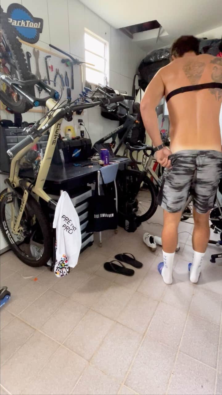 フランシスコ･ラチョースキーのインスタグラム：「Wet and cold mornings = coffee+Zwift」