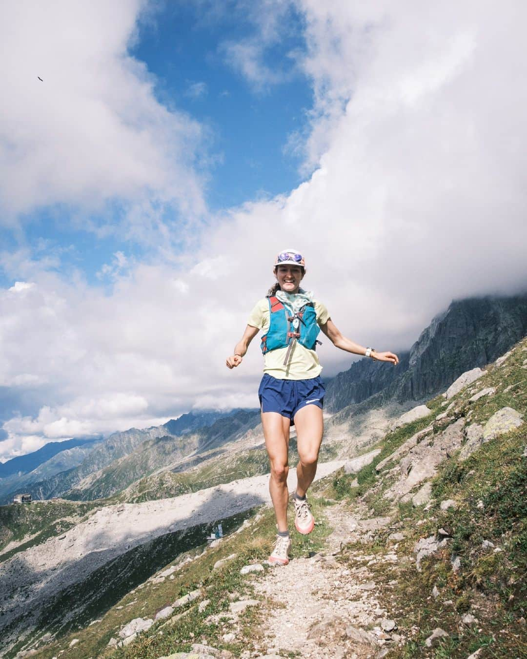 オスプレーのインスタグラム：「Congratulations to #OspreyAthlete Rachel Drake on a strong finish at OCC!  Prior to the incredible 50K run, Rachel spoke to Osprey about all she's gained through ultrarunning: a powerful community, personal strength, and more. Read her story via the link in our Stories.   📷: @ryanthrower」