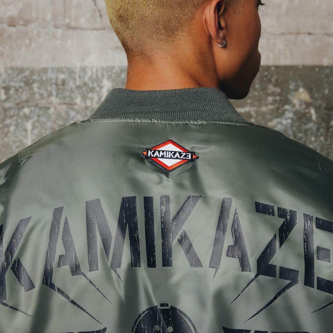 エミネムさんのインスタグラム写真 - (エミネムInstagram)「✈️ ✈️ ✈️ ✈️ ✈️ #KAMIKAZE5 Anniversary Capsule out now 💥 Link in bio」9月1日 3時16分 - eminem