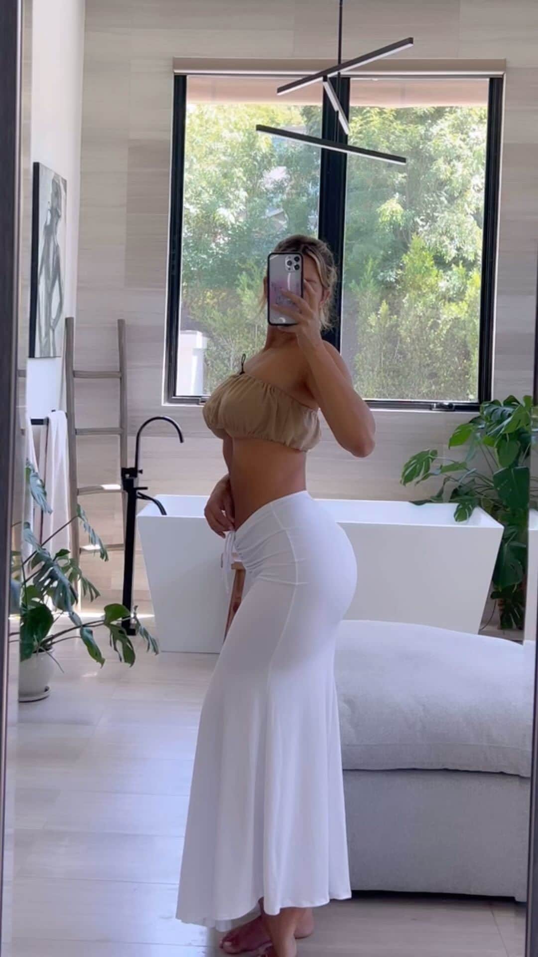 Sierra Skyeのインスタグラム：「🌼 made u look @FashionNova」
