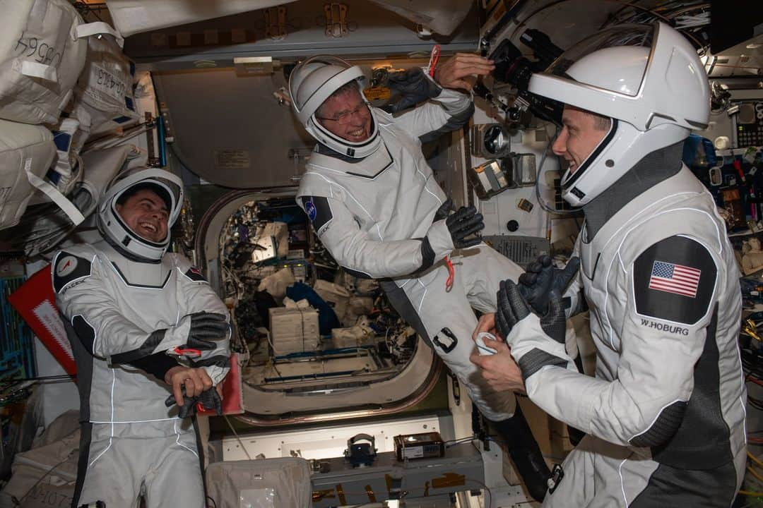 国際宇宙ステーションのインスタグラム：「Expedition 69 Flight Engineers (from left) Andrey Fedyaev of Roscosmos and Stephen Bowen and Woody Hoburg, both from NASA, are pictured in the SpaceX pressure suits they will wear when they return to Earth aboard the company's Dragon Endeavour spacecraft in early September.  #nasa #international #space #station #astronaut #roscosmos #cosmonaut #spacex #pressure #suits #orbital」