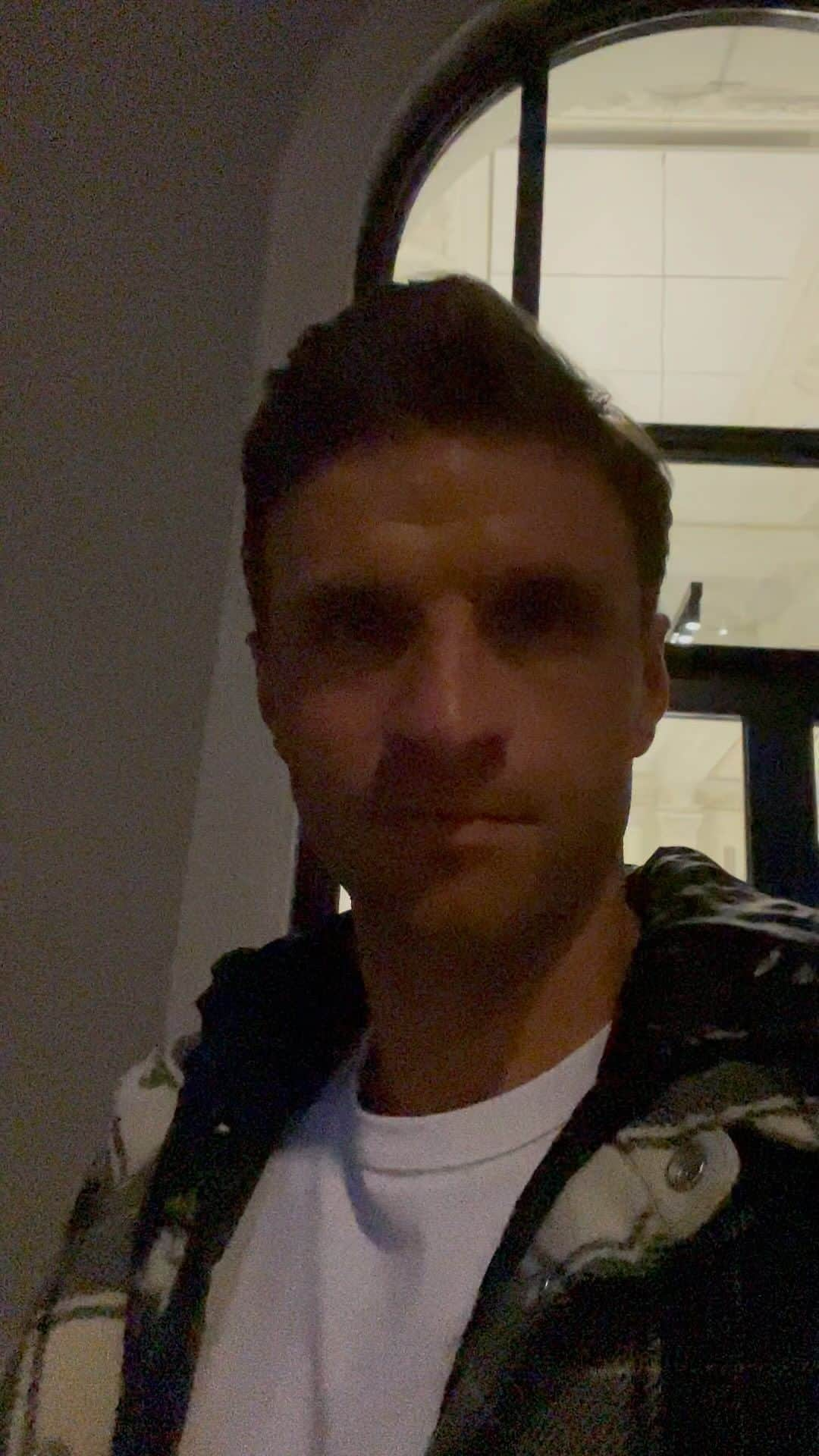 トーマス・ミュラーのインスタグラム：「Fresh 💇‍♂️ for a new season - let’s chase the title 🏆」