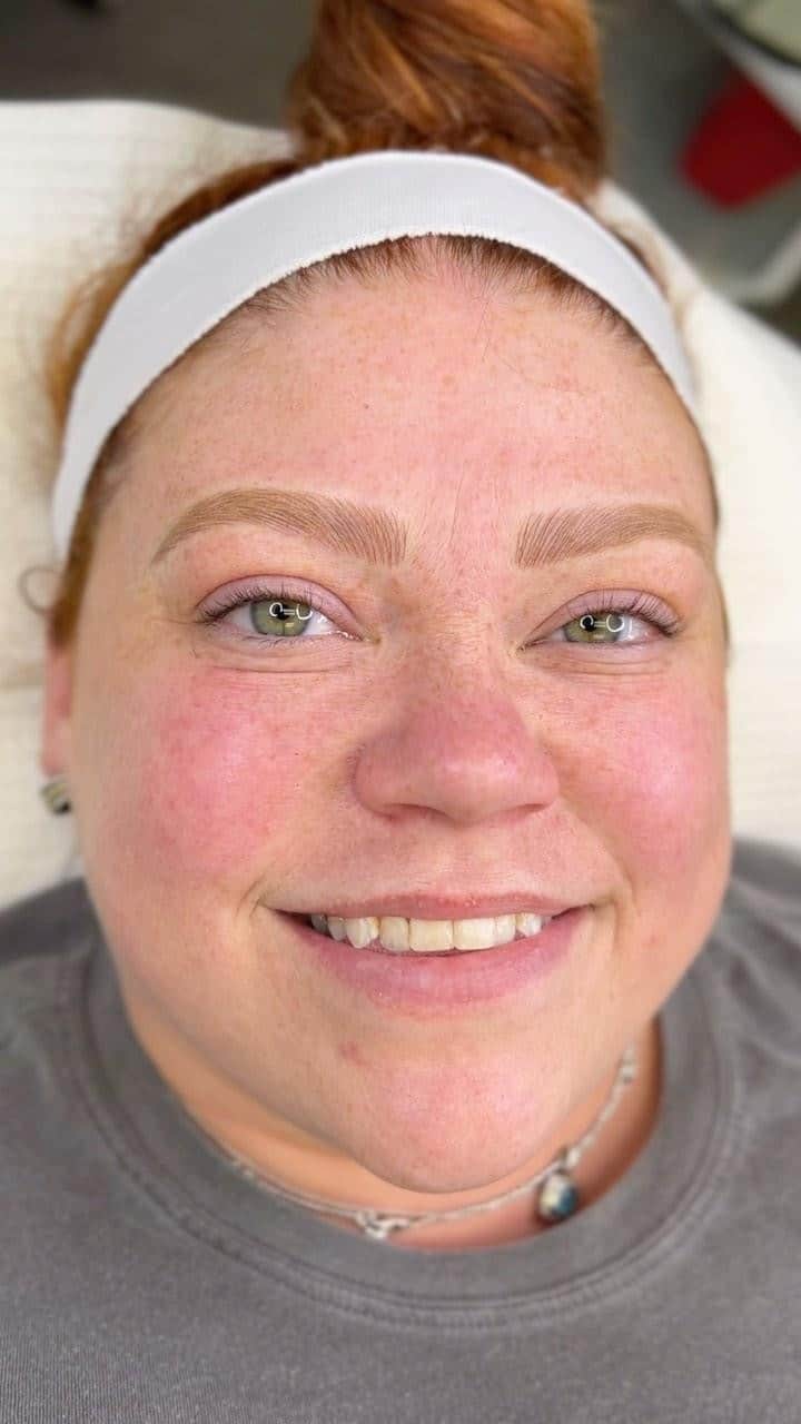 Haley Wightのインスタグラム：「This beauty traveled all the way from NC to get nanoblading done by me 🥰💕 Nothing means more to me and I was so happy to give her her dream brows!   What is Nanoblading? Nanoblading is the same technique as Microblading, just done with a thinner blade which creates a thinner looking hairstroke and a more natural look!   Interested in booking? Call (602)809-9405 or visit our website, link is in my bio!  #nanoblading #nanobrows #nano #microblading #azmicroblading #aznanobrows #arizona #phoenix #scottsdale #brows #hairstrokes #natural #tattoo #az」