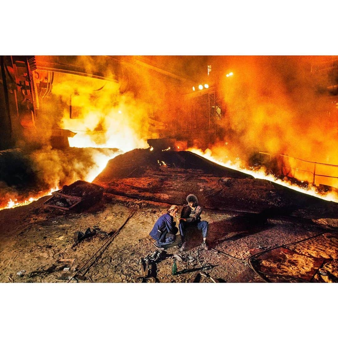スティーブ・マカリーのインスタグラム：「Men take a cigarette break at MKS Steelworks. Smederevo, Serbia, 1989.」