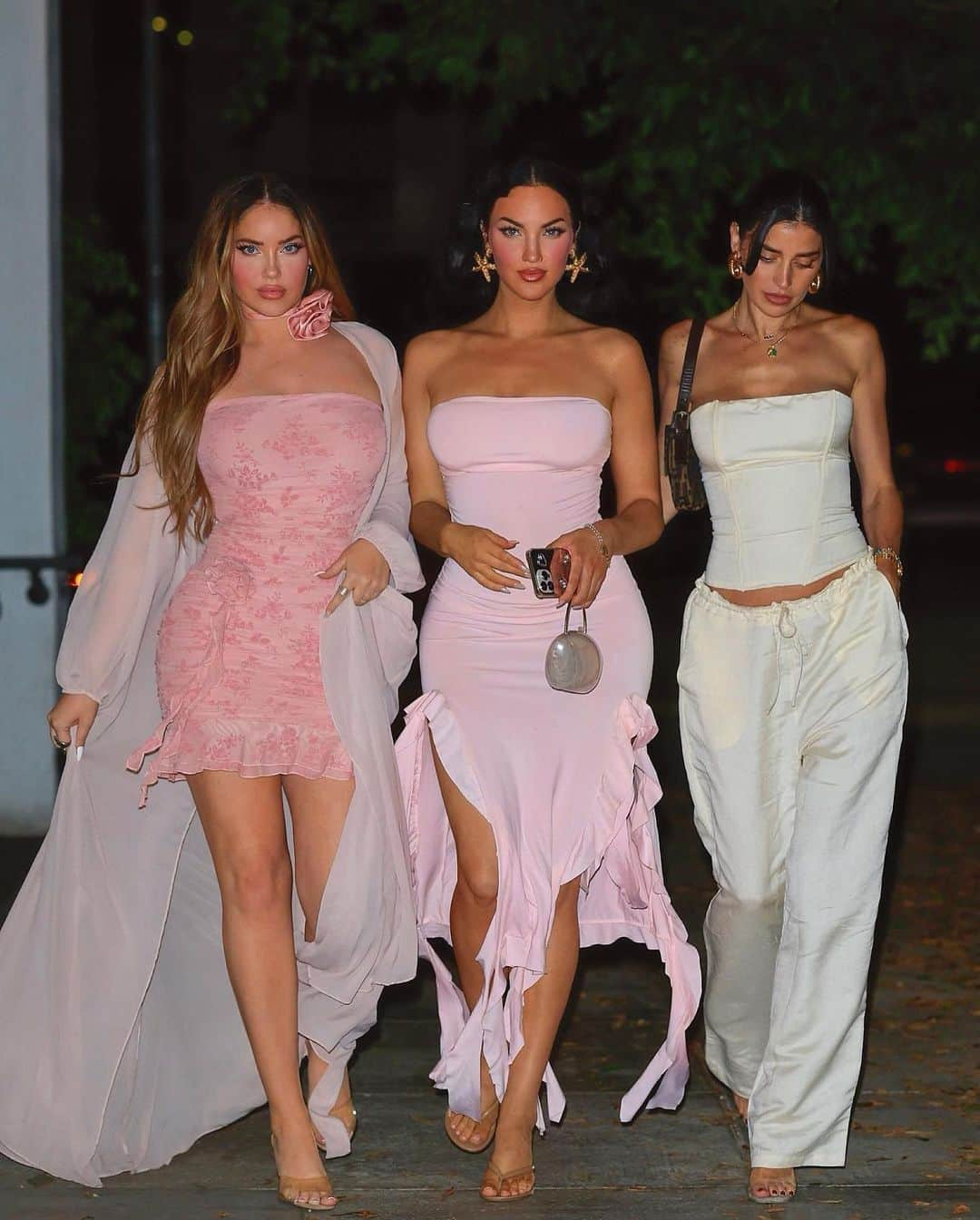 Olivia Piersonさんのインスタグラム写真 - (Olivia PiersonInstagram)「Birthday Dinner Night… yes we coordinated our outfits 🤗💞🎂 @nataliehalcro @justtnic」9月1日 3時49分 - oliviapierson