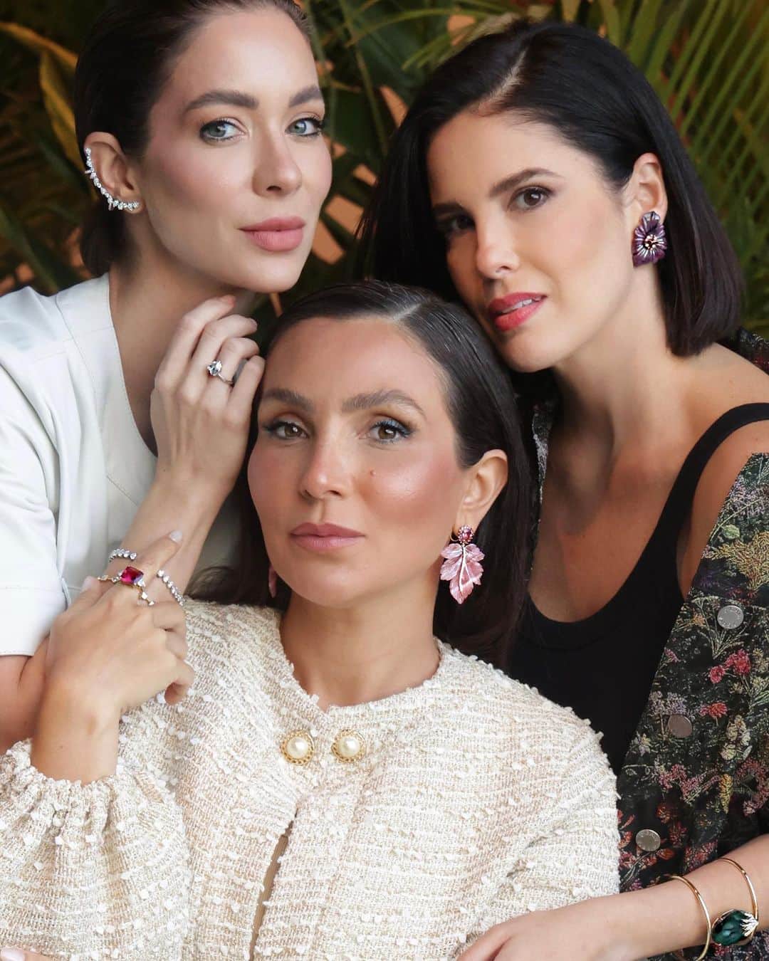Lalá Noletoのインスタグラム：「Almoço perfeito com @celui_jewelry ✨ sou apaixonada por essas joias feitas à mão. Com uma estética contemporânea, a marca trabalha com pedras de altíssima qualidade, exuberantes e com identidade única, resultando nessas peças lindas! Escolhi as minhas com muito carinho com base em turmalina rosa! Para quem se encantou também, a marca está presente no CJ Mares aqui @cidadejardimshopping ❤️   Sobre o menu perfeito, foi garantido pela @chefmarianafonseca - que arrasou com escolhas super brasileiras para o nosso QG F⭐️Hits!   Meu look @mixed_brazil」