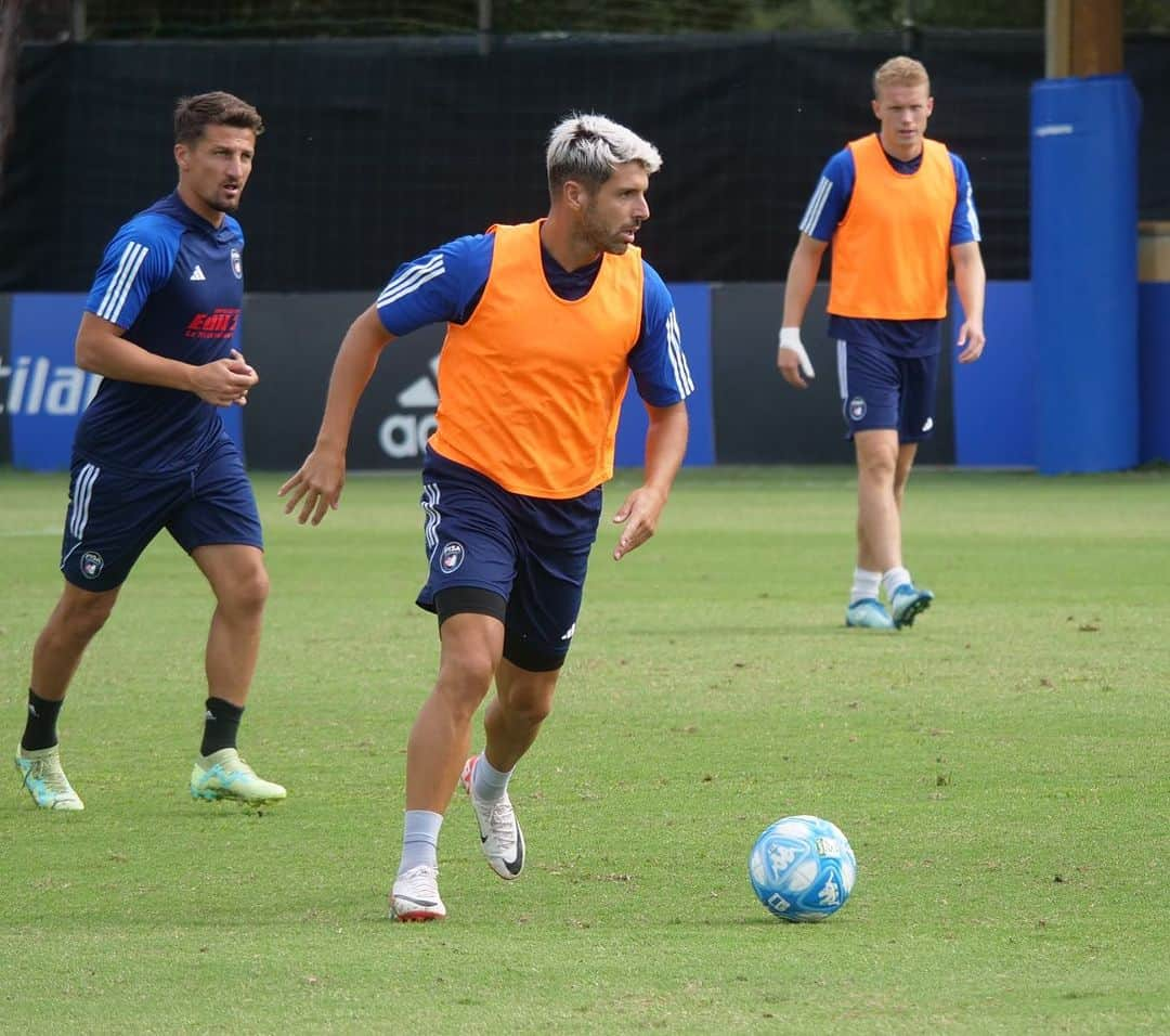 ミゲル・ヴェローゾのインスタグラム：「Si continua a lavorare sul campo! 👊🏼⚫️🔵  #training #today @pisasportingclub」