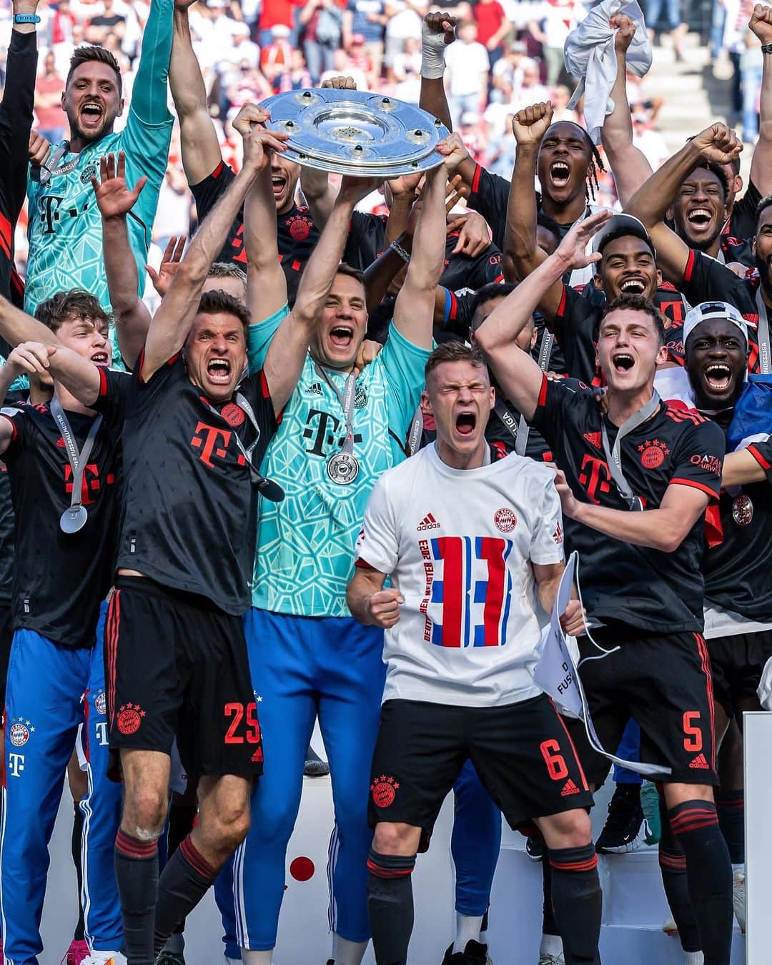 ベンジャマン・パヴァールのインスタグラム：「A last one for the whole squad I’ve been with for those @fcbayern years. It’s only 10 pics but way much more memories this is dedicated to all the players, the coachs, the staff and the whole organization: Merci ❤️🫡」