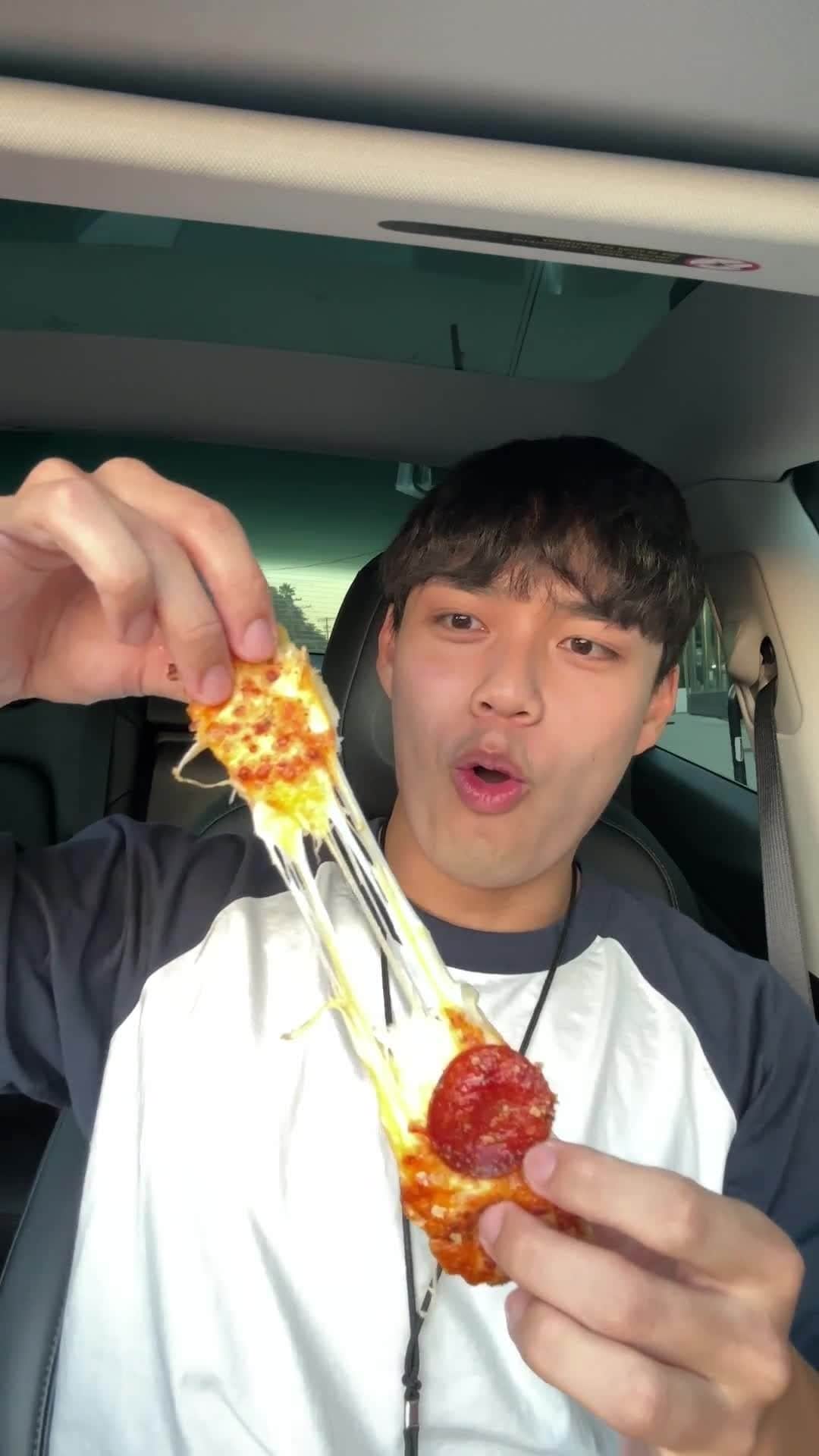 のインスタグラム：「Which Stuffed Cheesy Bread will come out on top for @milktpapi? 👑」