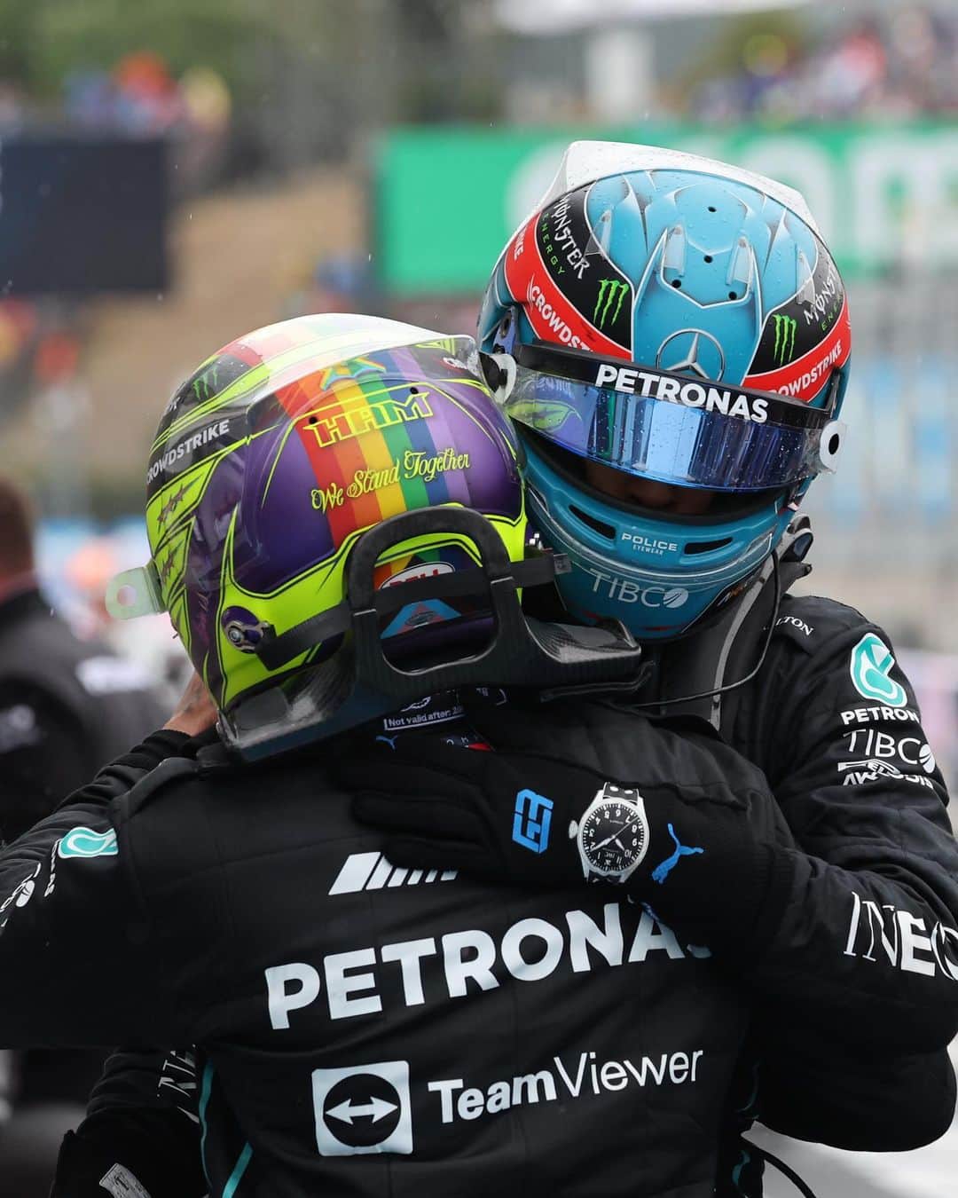 MERCEDES AMG PETRONASさんのインスタグラム写真 - (MERCEDES AMG PETRONASInstagram)「More laughs and great memories to come with these two. 💛💙 What’s been your fave Lewis and George moment so far?」9月1日 4時08分 - mercedesamgf1