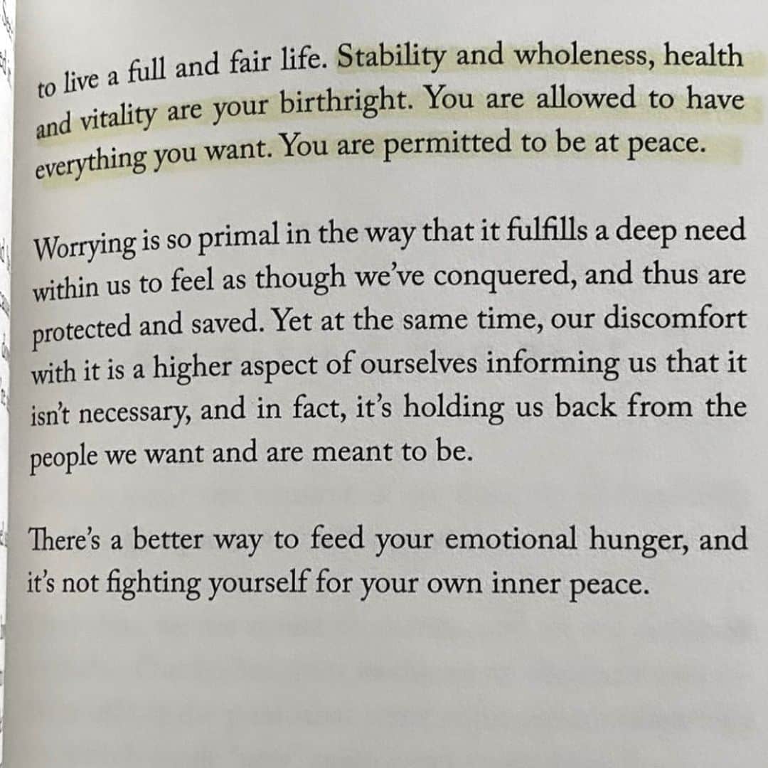 ケイティ・キャシディのインスタグラム：「Don’t fight yourself for your own inner peace.」