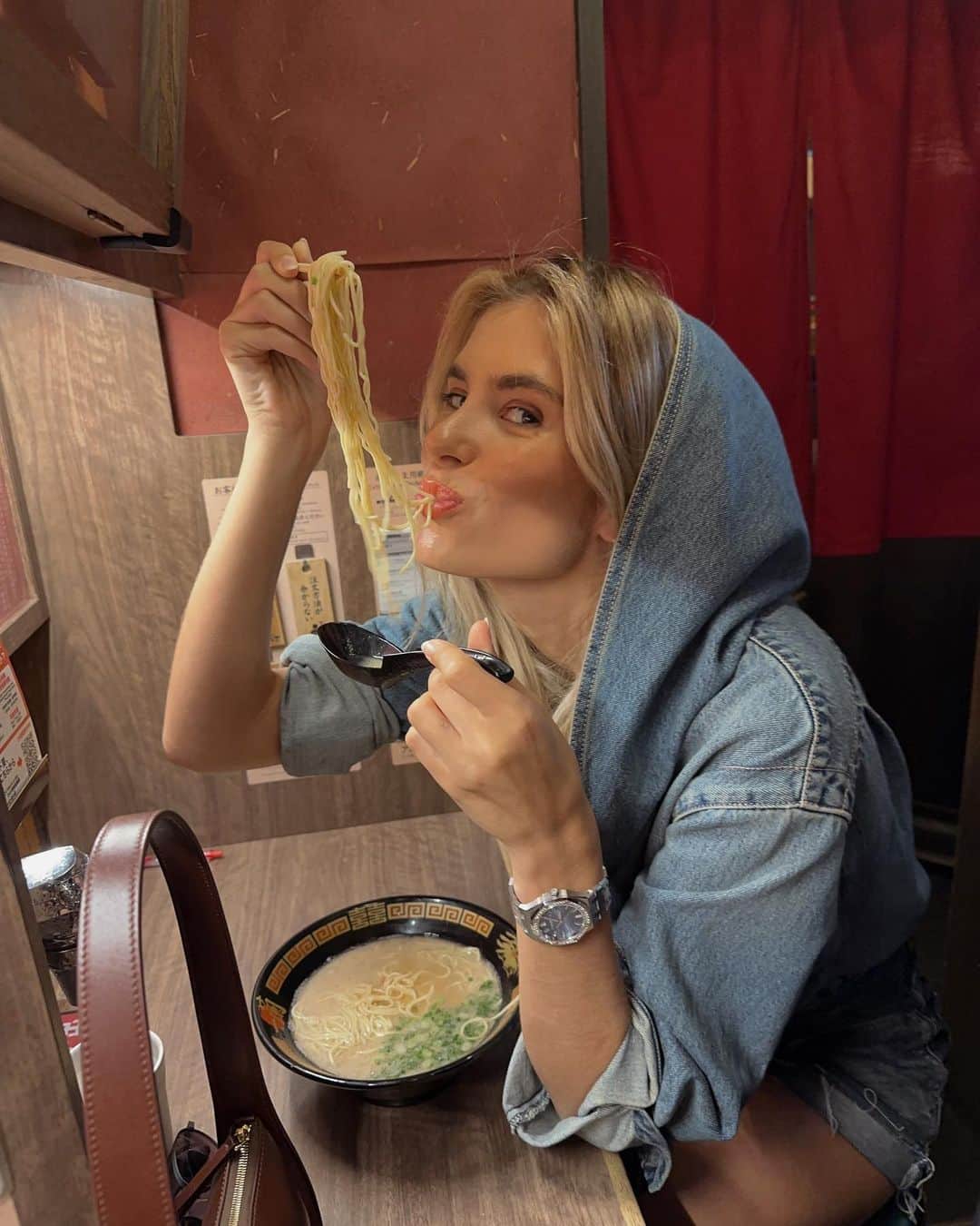 Xenia Adontsのインスタグラム：「On a ramentic date with myself 🥹🍜」