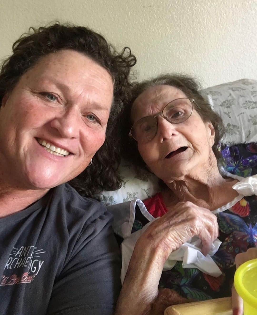 ドット=マリー・ジョーンズのインスタグラム：「Two years ago today my momma went to be with my dad. In heaven.🙏🏻❤️I miss her every day and still go to call her everyday. She was strong, smart, funny and spoke her mind!! I love that!  One of the best things she told me when I didn’t book a job after an audition was “well piss on em, you’ll get the next one”  I think of that every day and so many other things she said and did!! I miss and love you momma I know you and dad are catching up after 49 years apart. Call people that you love and who matter cause there are no do overs.  I called momma everyday and would go see her as much as I could. ❤️🙏🏻 #mommaeva」