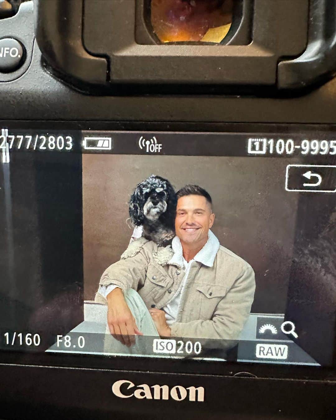 エリック・ウィンターのインスタグラム：「Some fun BTS from our photo shoot today! This is for an awesome coffee table book by @charlienunnphotography benefiting the rescue organization @wagsandwalks can’t wait to see the final book when it’s for sale! #bandit #dogrescue #photoshoot dogmodel 😂」