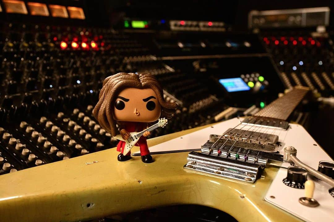 レニー・クラヴィッツさんのインスタグラム写真 - (レニー・クラヴィッツInstagram)「@originalfunko Lenny from Are You Gonna Go My Way, with the @gibsonguitar Flying V. Available at the #linkinbio. #Funko #FunkoPOP」9月1日 4時29分 - lennykravitz