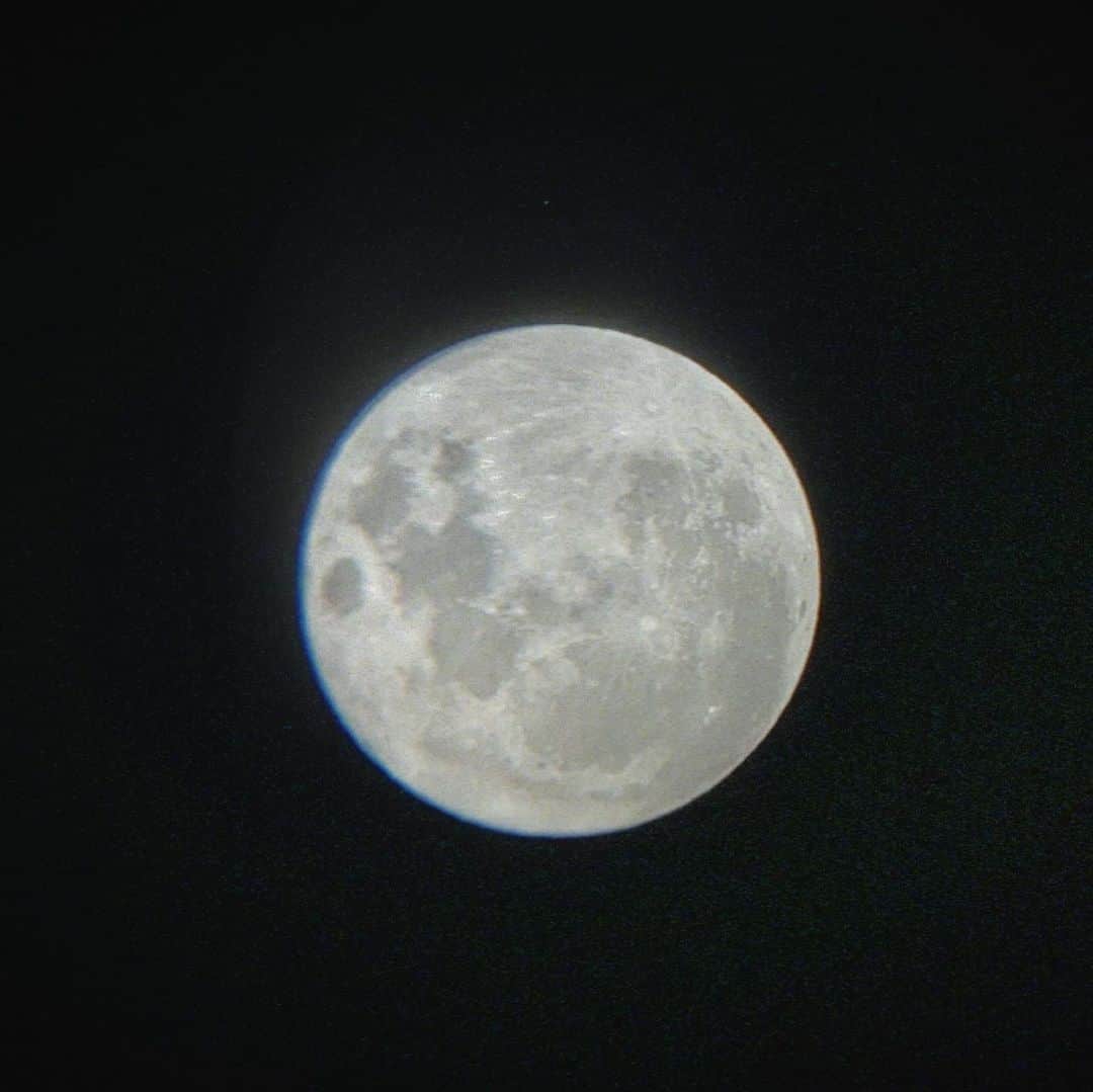 ジェイド・ペティージョンのインスタグラム：「Once in a blue moon you get to see the stars and the moon and Jupiter with your friends and life and it’s beauty, triumphs and heartache make just a little more sense. A gift to be right here in this moment」