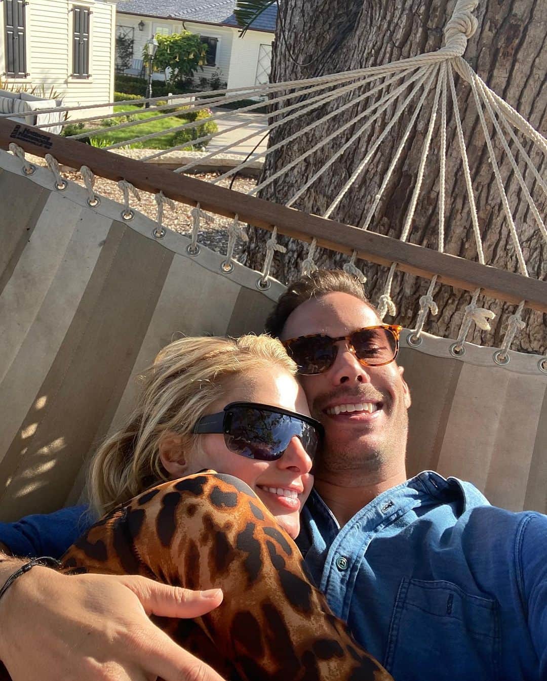 パリス・ヒルトンのインスタグラム：「This week was our 45th month anniversary 💗 what should we do for our wedding anniversary on 11/11 this year?? #Love」