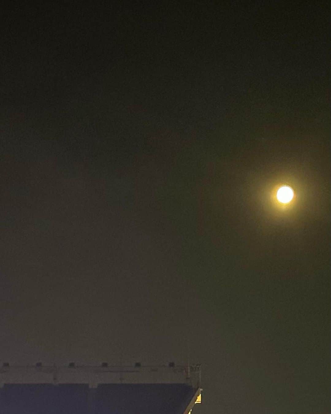 エイヨシャ・カレーさんのインスタグラム写真 - (エイヨシャ・カレーInstagram)「Blue Super Moon energy. 🌕 📷by Chooch.」9月1日 4時39分 - ayeshacurry