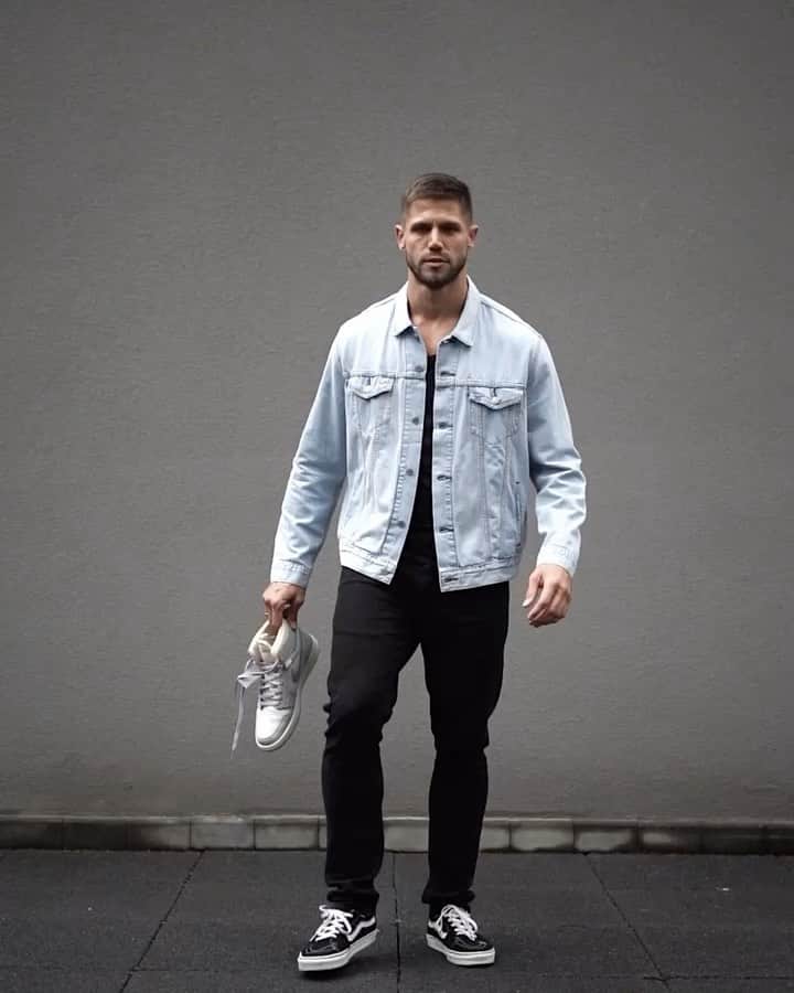 Jonas Sulzbachのインスタグラム：「Tbt de alguns vídeos de troca de look 🖤 Qual vcs curtem mais?」