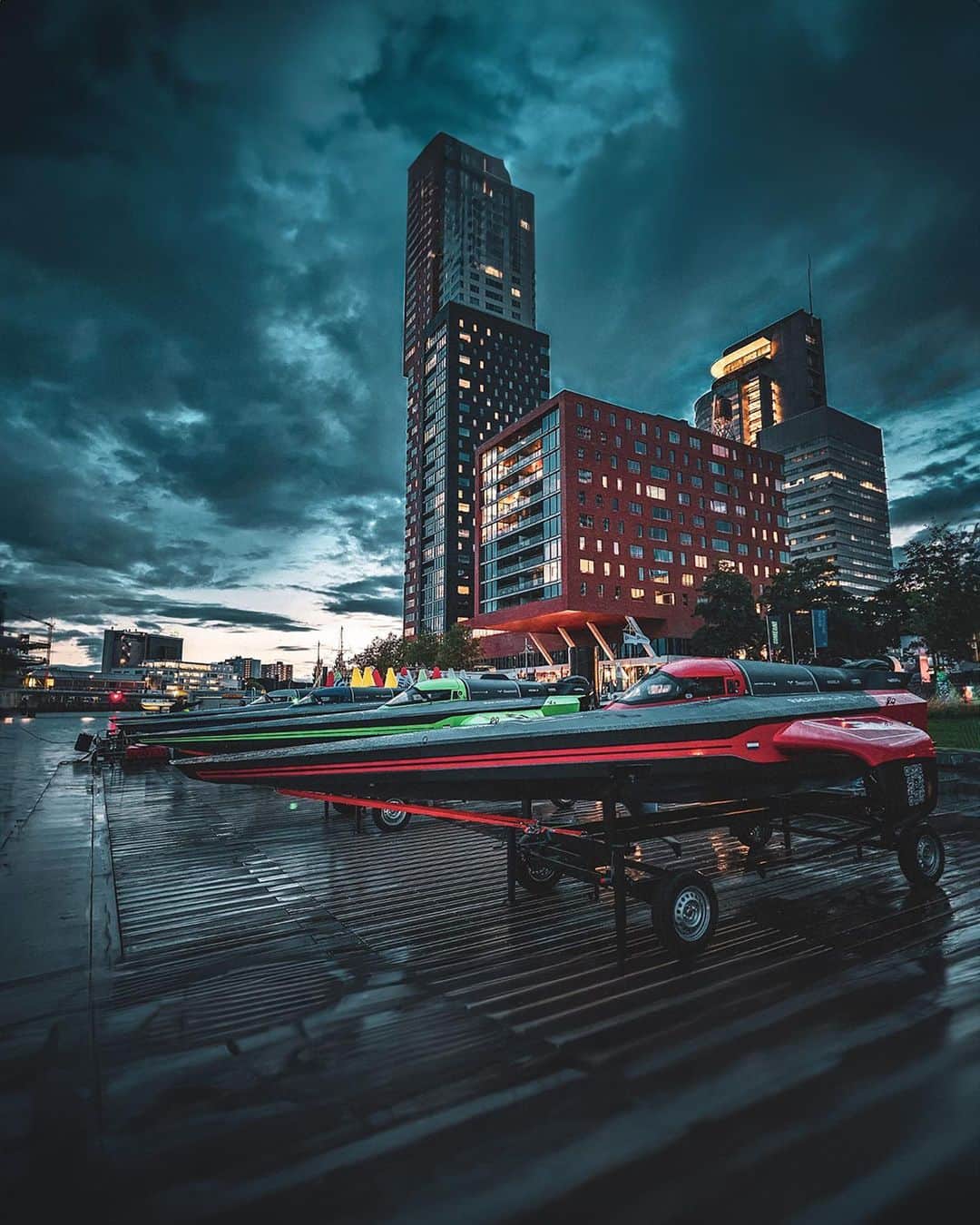 ディディエ・ドログバのインスタグラム：「History awaits. Tomorrow, four RaceBirds on the water together for the first time ⚪️🔵🔴🟢  World Port Days in Rotterdam: September 1-3 🇳🇱  📸 @seabirdtechnologies   #E1Series #ChampionsOfTheWater #wereldhavendagen」