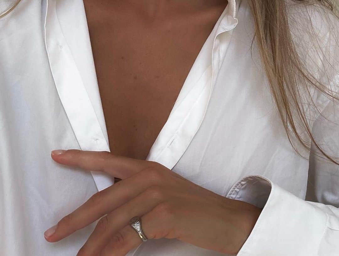 Mathilde Goehlerさんのインスタグラム写真 - (Mathilde GoehlerInstagram)「Annonce.  Quality time this afternoon ♥️ and my new engraved Diamond Signet Ring from @rocopenhagen 🤍 #rocopenhagen #apieceofyourstory #rosociety」9月1日 4時56分 - mathildegoehler