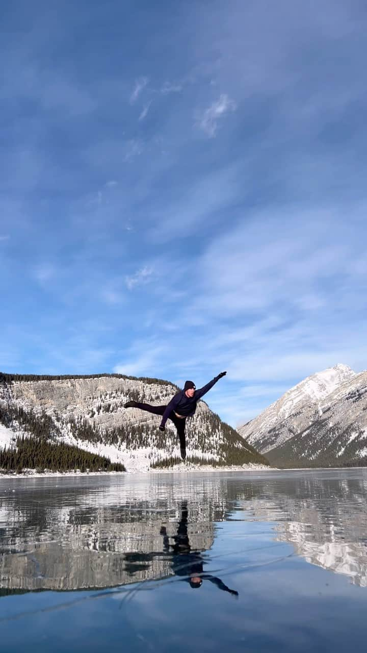 ブライス・シューダックのインスタグラム：「If you can’t guess… butterflies are my favourite thing to do on ice.  Do you think you could do one? 😁  Filmed by @paulayer_ @warrensharpephotography @paulzizkaphoto   #favourite #butterfly #figureskating #wildice #canadianrockies #alberta」