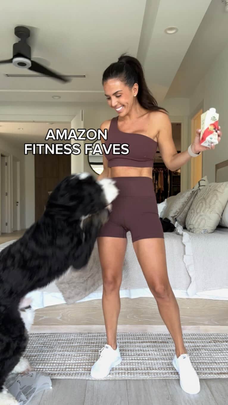Ainsley Rodriguezのインスタグラム：「AMAZON FITNESS FAVES! . Love me some good Amazon finds! Let me know if you need the links to anything! ⬇️ . . #amazonfitnesa #amazonhaul @saintjamesicedtea #saintjamesicedtea」