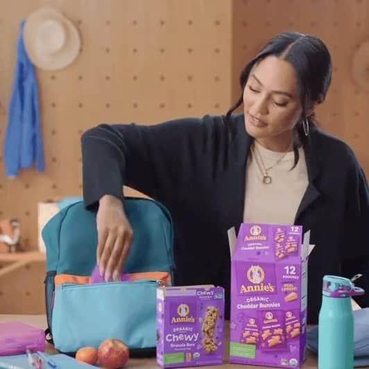エイヨシャ・カレーのインスタグラム：「It’s back to school season, and I have the perfect snacks to pack for my kids this year.💜Annie’s snacks are always an easy and delicious pick in my house. What are your favorite Annie’s snacks for your family?!」