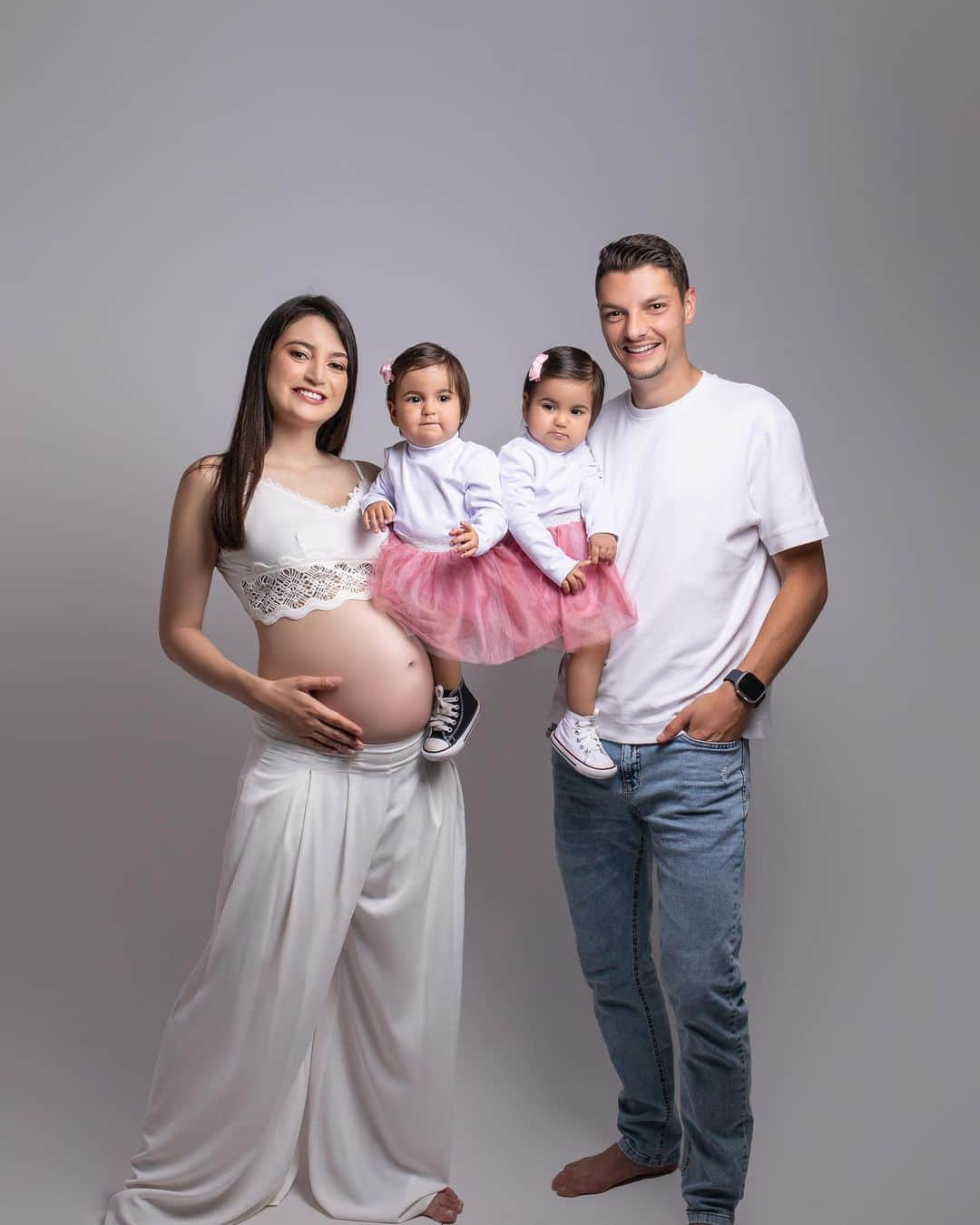 アンドレイ・ジロットのインスタグラム：「E agora somos 5 👨‍👩‍👧‍👧🤰🏻  Nosso amor vai se multiplicar mais uma vez com sua chegada! E nosso mundo que já era cor de rosa ganhou mais um tom de 🩷 Estamos ansiosos pra te conhecer princesa!  Te amamos tanto 💖💖 Obrigada papai do céu por mais essa benção nossa família crescendo 🥹🙏🏻」