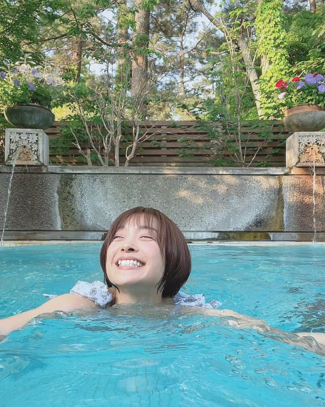 みひろさんのインスタグラム写真 - (みひろInstagram)「. 気持ちいい〜🐬🫧  #夏の思い出 #プール #水着」9月1日 16時04分 - mihiro0519