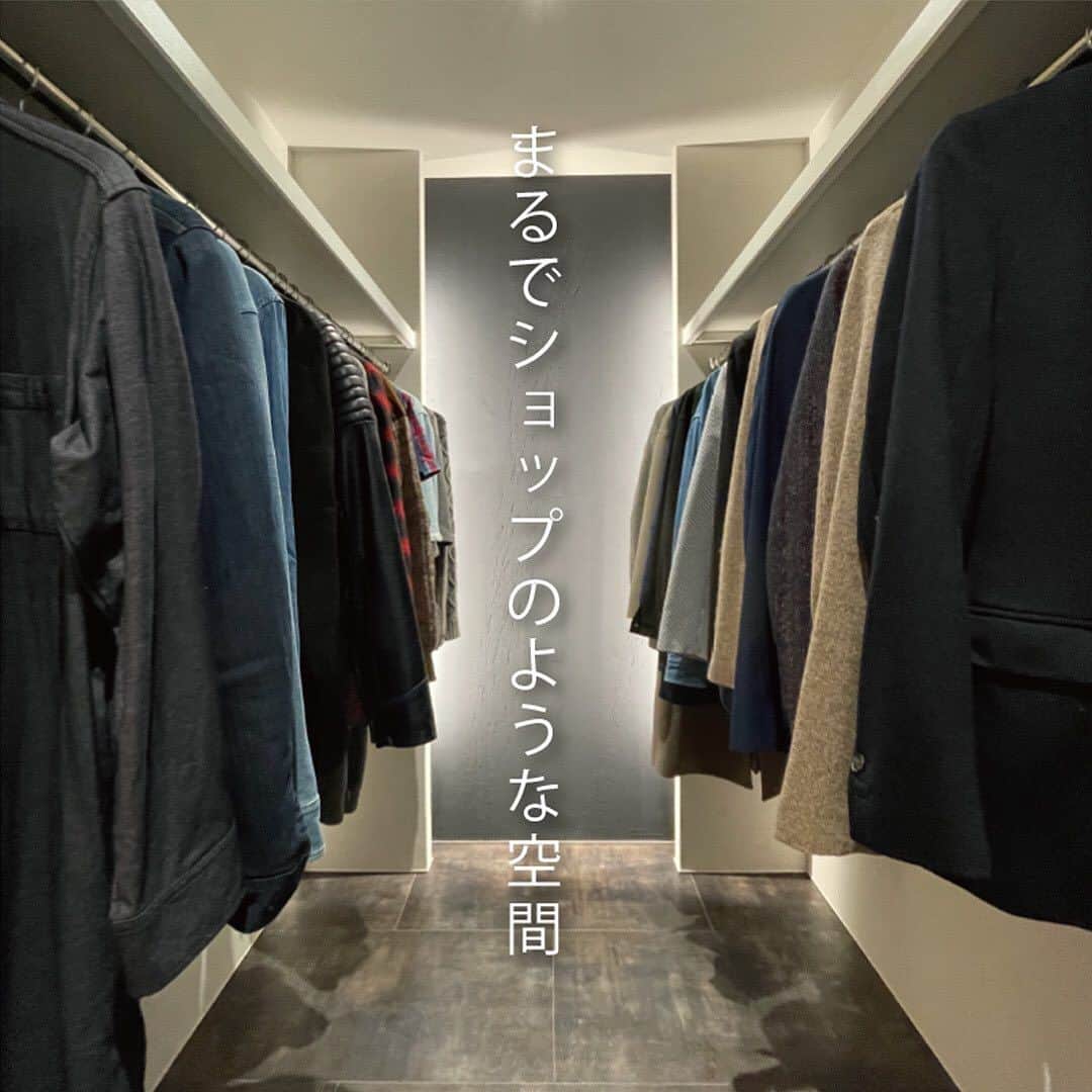 納得住宅工房さんのインスタグラム写真 - (納得住宅工房Instagram)「コンシェルジュの自邸が完成！ 富士市厚原にて見学会開催 ------------------------------------ 開催日：9/9(土)10(日) 開催時間：10:00～17:00 開催場所：富士市厚原 駐車場：富士市厚原991 →期間中はこちらの駐車場をご利用いただけます ------------------------------------  【CONCEPT】 -the duality- 様々な表情を愉しむ、マテリアルと暮らす家  直線美を意識したシンプルながら特徴のあるデザインを追求。様々なマテリアルが織り成す表情と、間接的な照明がもたらす光と影を愉しむ住まいに。  【見どころ】 ▷洞窟感のある真四角形状の玄関 ▷直線美が際立つLDK ▷左右の間接照明で演出する大胆で迫力あるリビング ▷様々な光色を取り入れて演出したダイニングキッチン ▷「昼は黒」「夕方は白」二面性のある外観デザイン ▷MATERIAL 素材にもこだわりを  --------------------------------- ご予約と詳しい内容はHP「見学会情報」にてご覧ください。 @nattoku_jutaku   --------------------------------- ご来場の特典 --------------------------------- 今回の見学会にご来場いただいた方の中から、抽選で5名様に本革イタリア製のオリジナルリュックをプレゼントさせていただきます。 ※抽選はアンケートにお答えいただいた方のみとなります。 ※抽選の結果は後日お知らせいたします。  ---------------------------------  #nattoku住宅 #納得住宅工房 #完成見学会  #見学会情報  #スタッフの自邸  #吹抜けリビング #モダンな #異素材 #マテリアル   #自然素材の家 #新築注文住宅 #工務店が作る家 #自然素材の家づくり #工務店選び #静岡県工務店 #デザイン住宅 #静岡で家を建てる #静岡デザイン住宅 #静岡自然素材の家 #マイホーム #注文住宅 #自由設計の家 #理想の家」9月1日 16時07分 - nattoku_jutaku